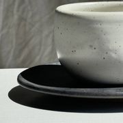 Tasse blanche en céramique indonésienne et soucoupe grise