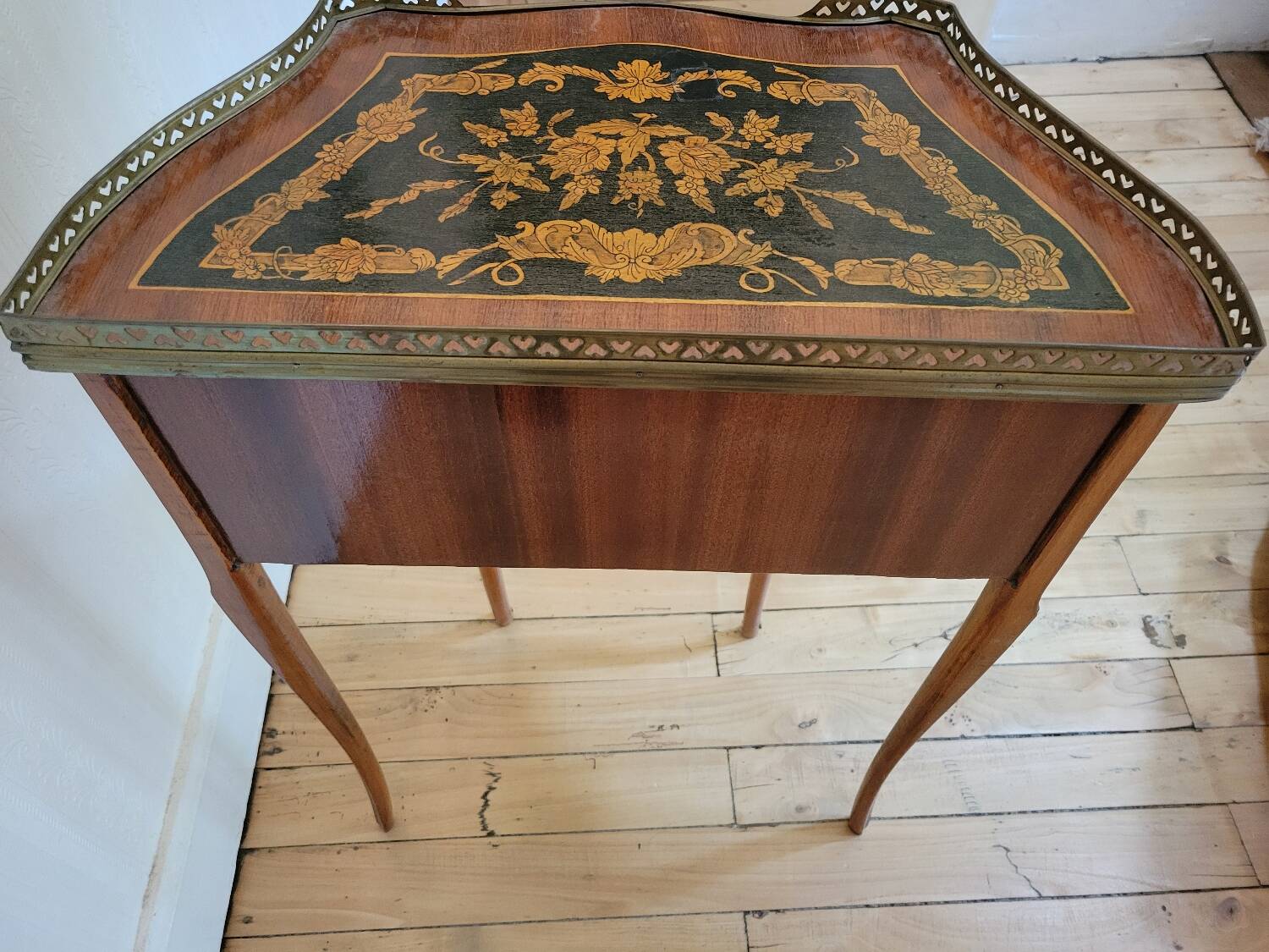 Louis XV bedside table or gueridon with floral motifs, 19th century.