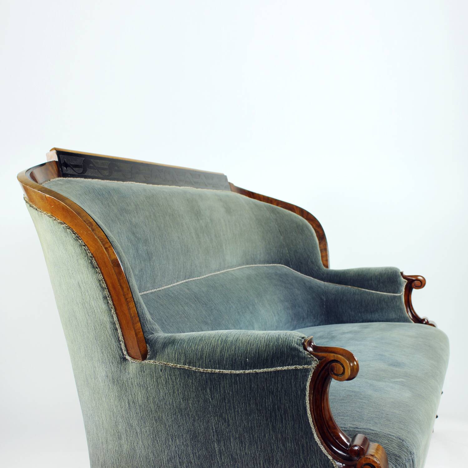 Unique Biedermeier sofa in original fabric and walnut veneer, Vienna, Austria circa 1825