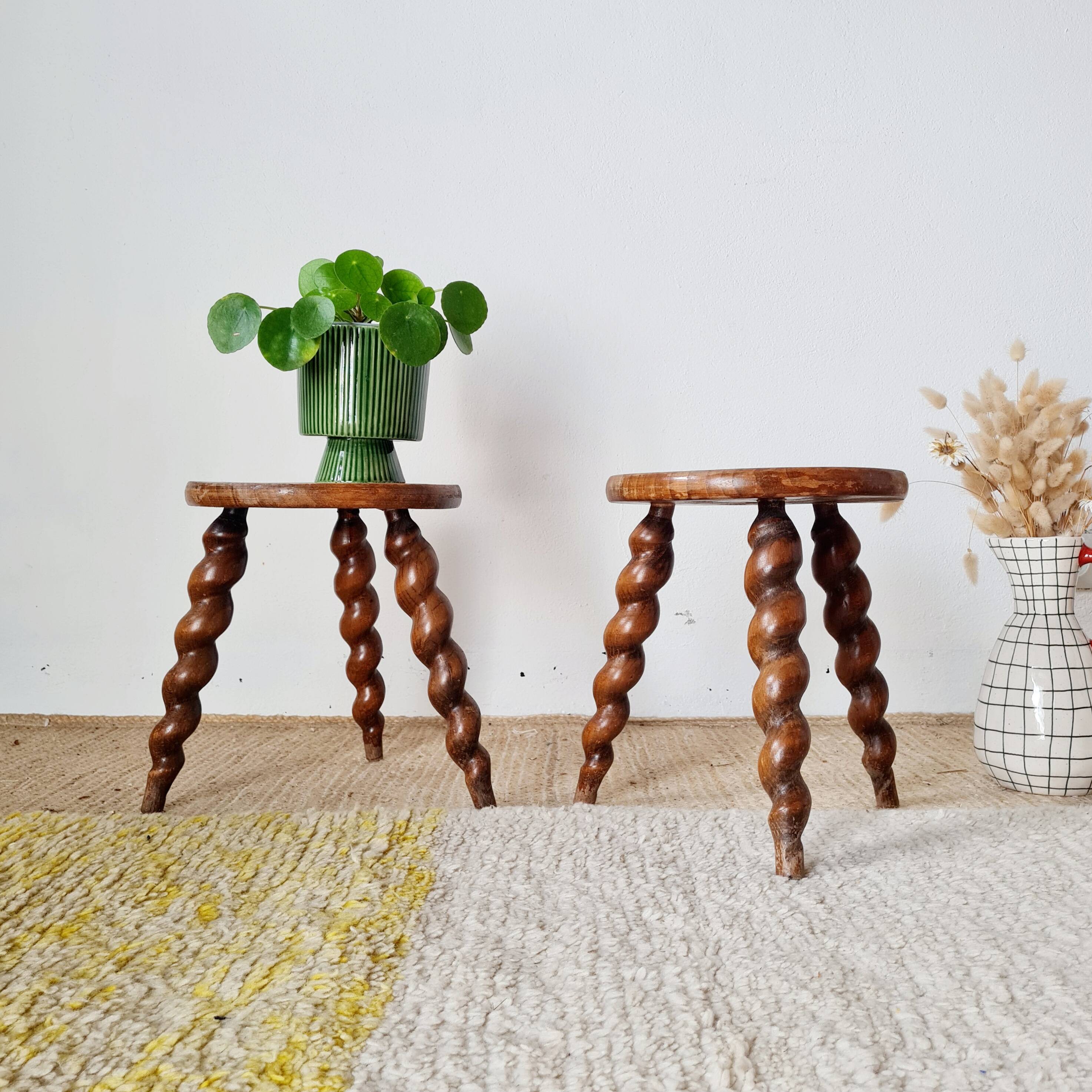 Paire de sellettes tripodes vintage en bois torsadé - tabourets