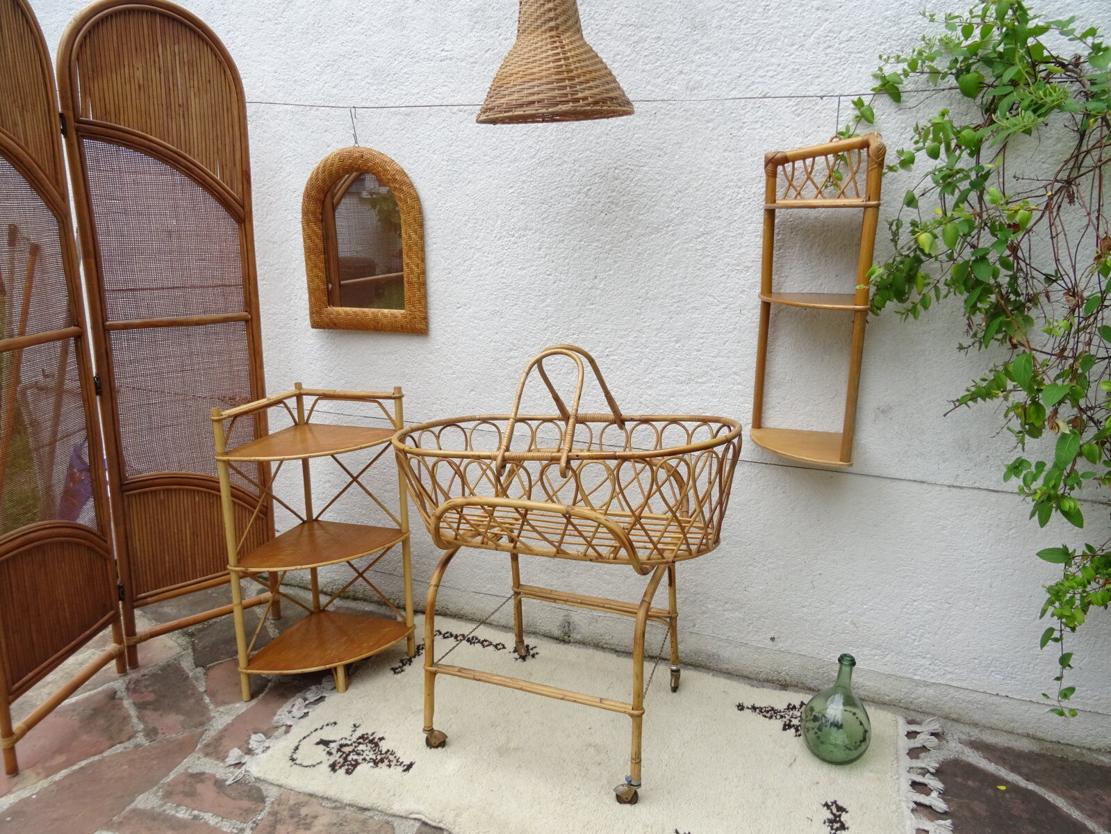 Rattan bassinet on folding support