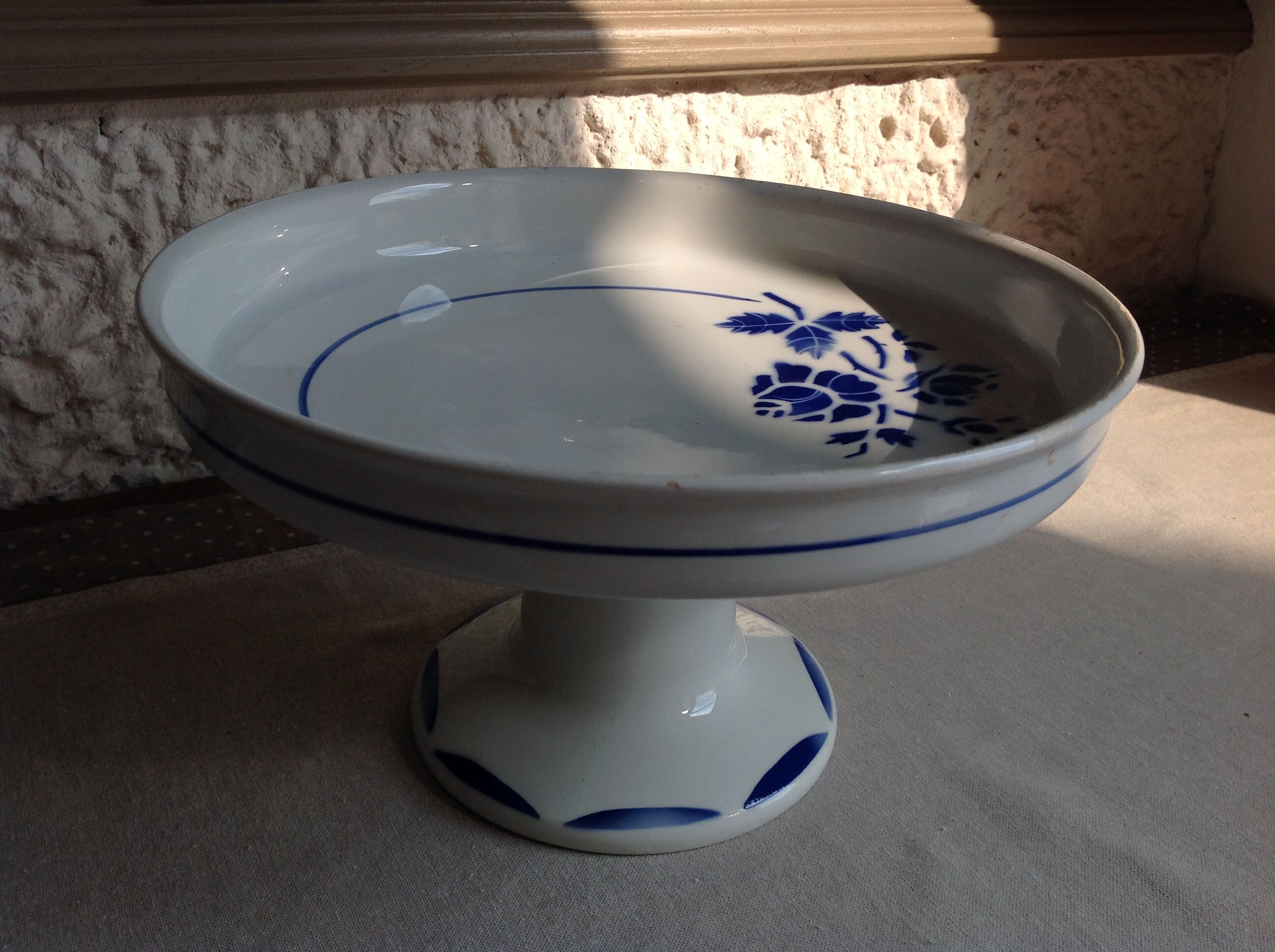 Cup on foot in white ceramic and blue flowers / vintage 50-60 years