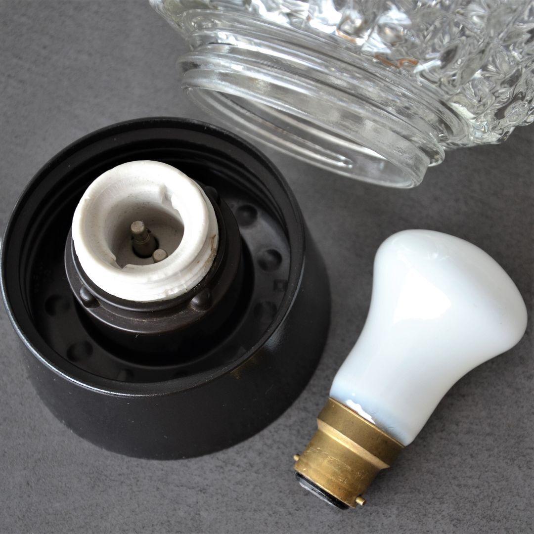 Table lamp globe in chiseled glass