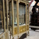Paire de vitrines fin du xixe siècle en bois peint et doré de style louis xvi