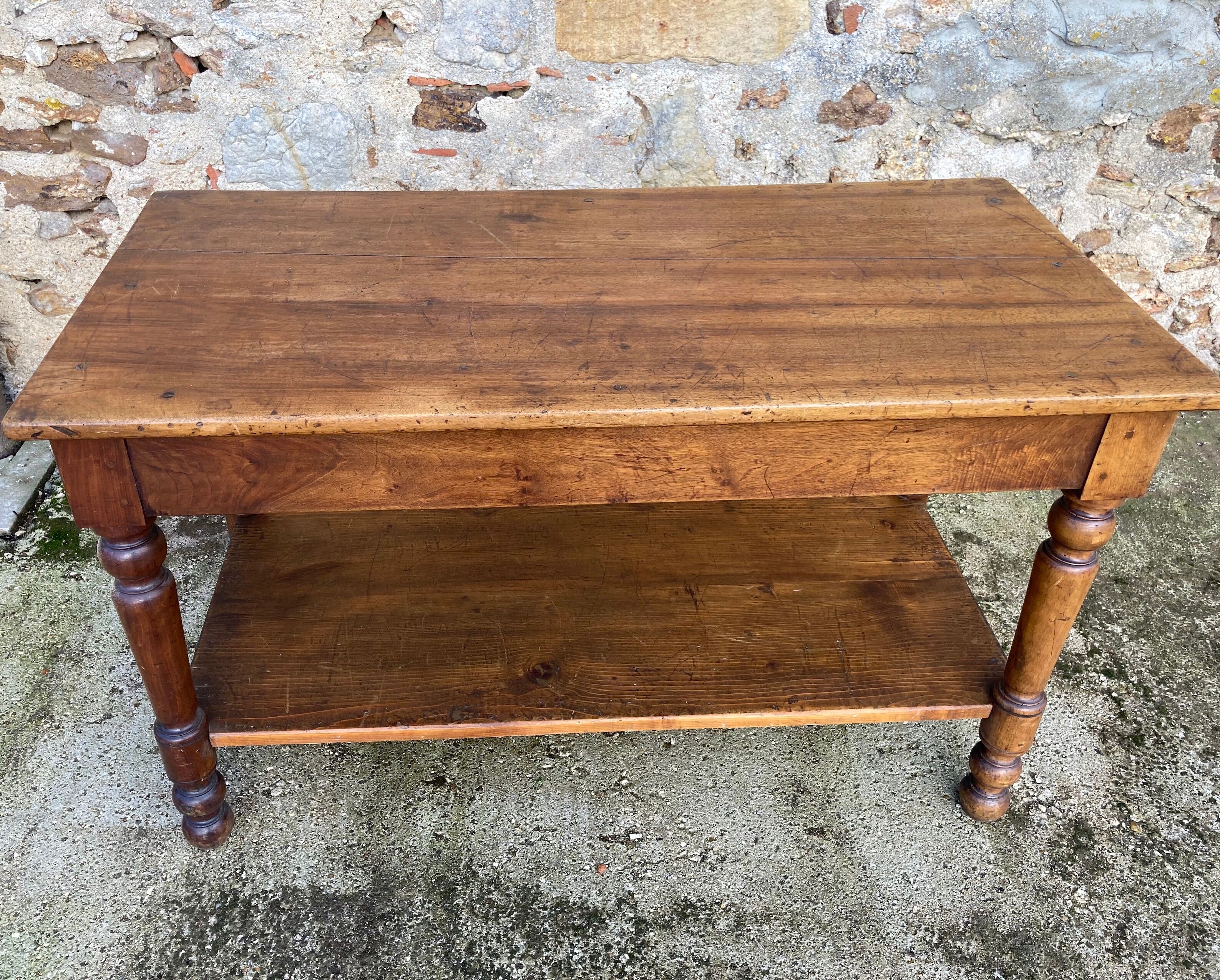 Draper table in walnut