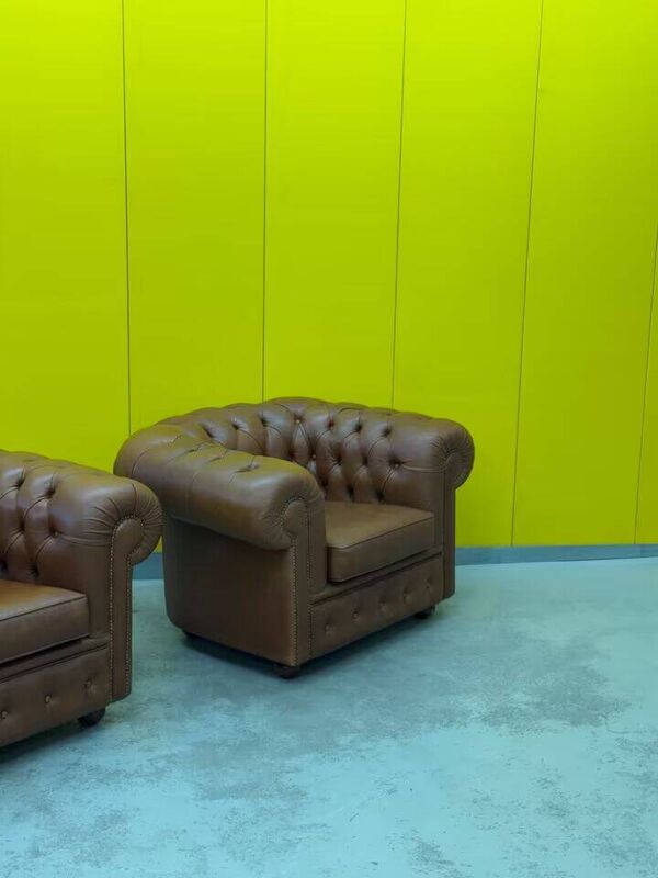 Fauteuil Chesterfield en cuir marron (le prix est pour un)