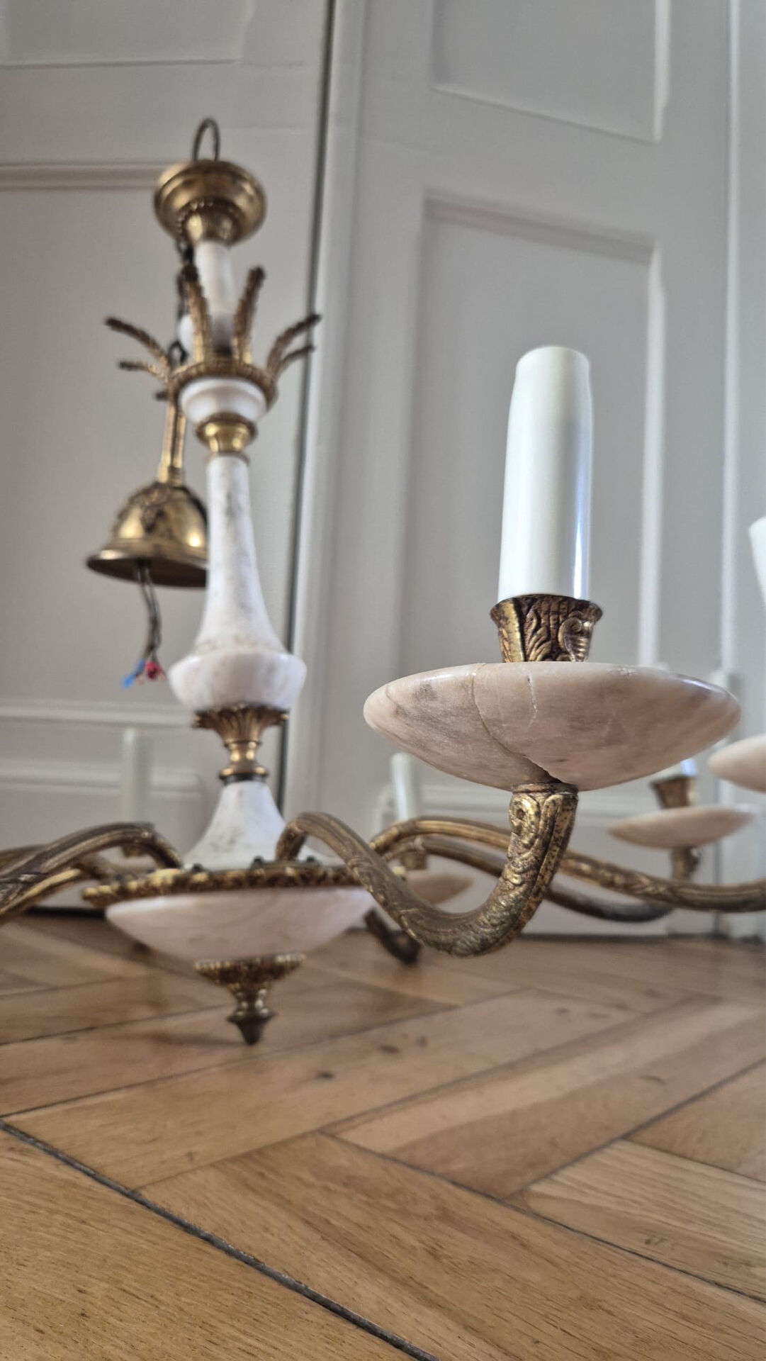 Lustre with 8 light arms in Hollywood Regency style – Gold brass and marble