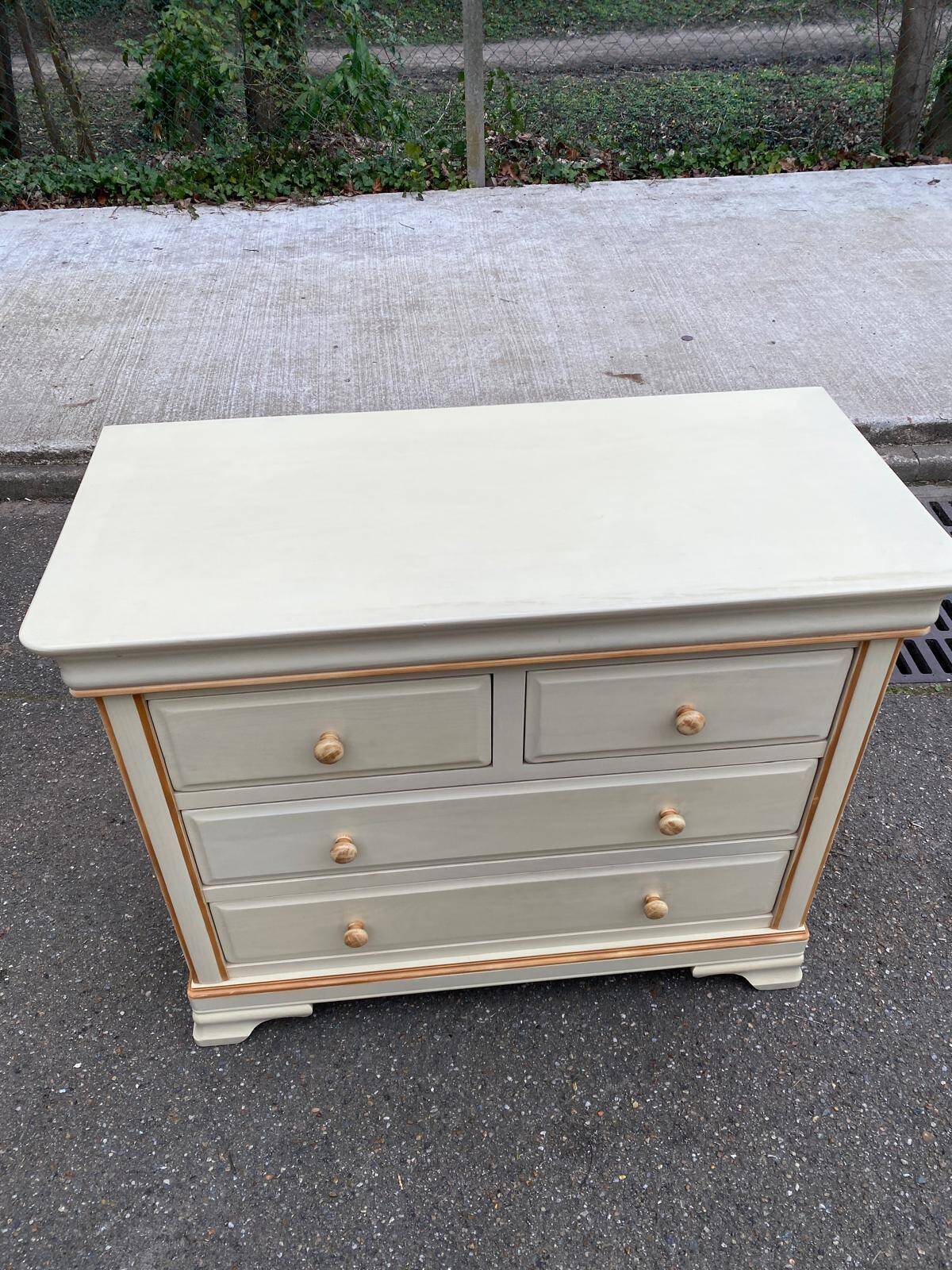 Commode bohème chic Louis Philippe beige