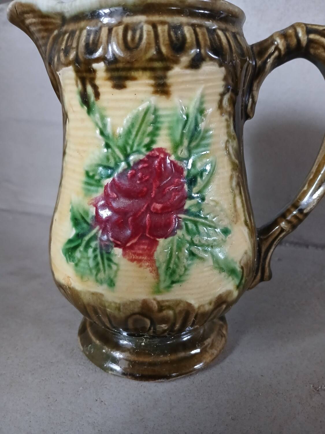 Small pitcher/cream jug in majolica.