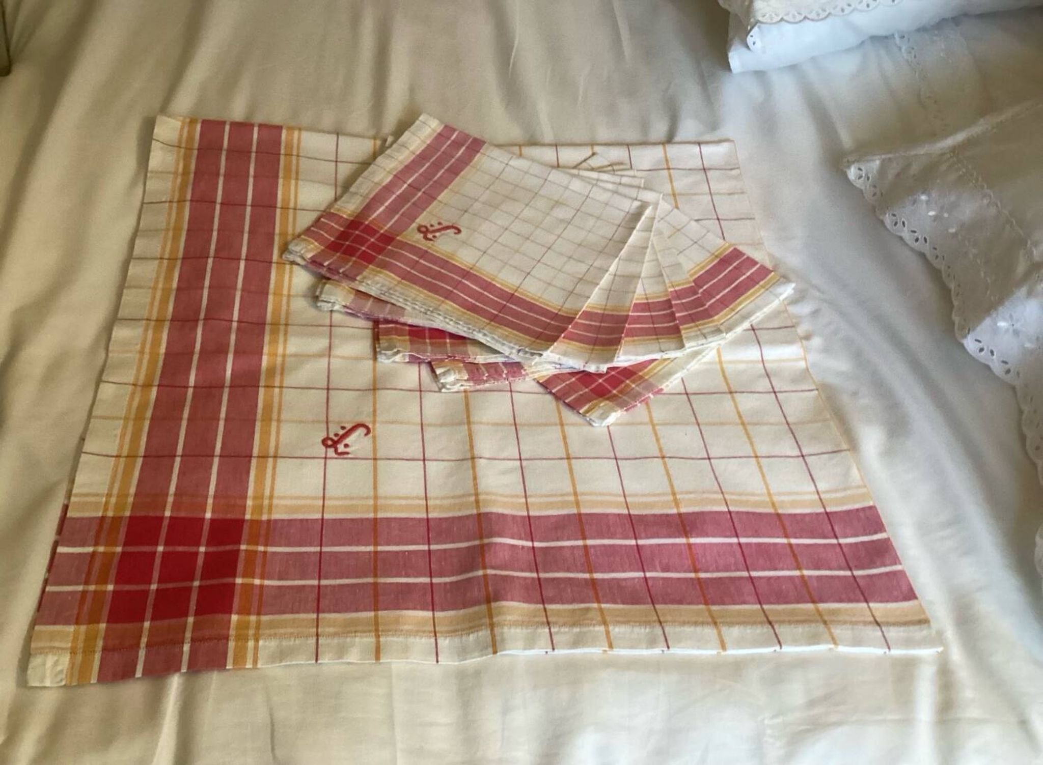 Tablecloth and 6 napkins - vintage