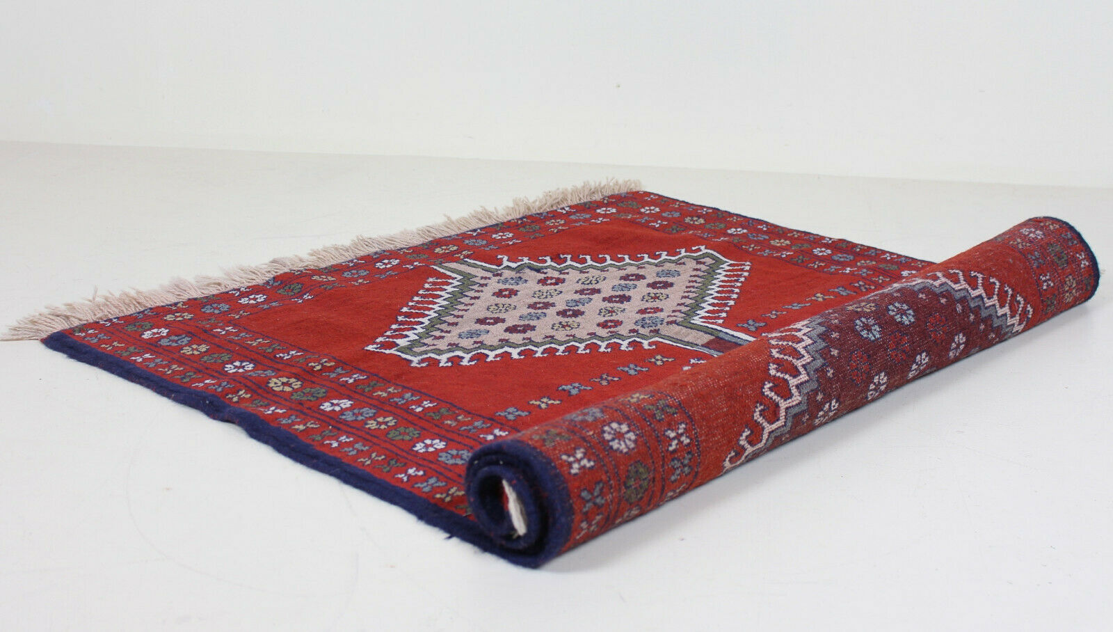 Contemporary rug with tassels shivran 185x118cm