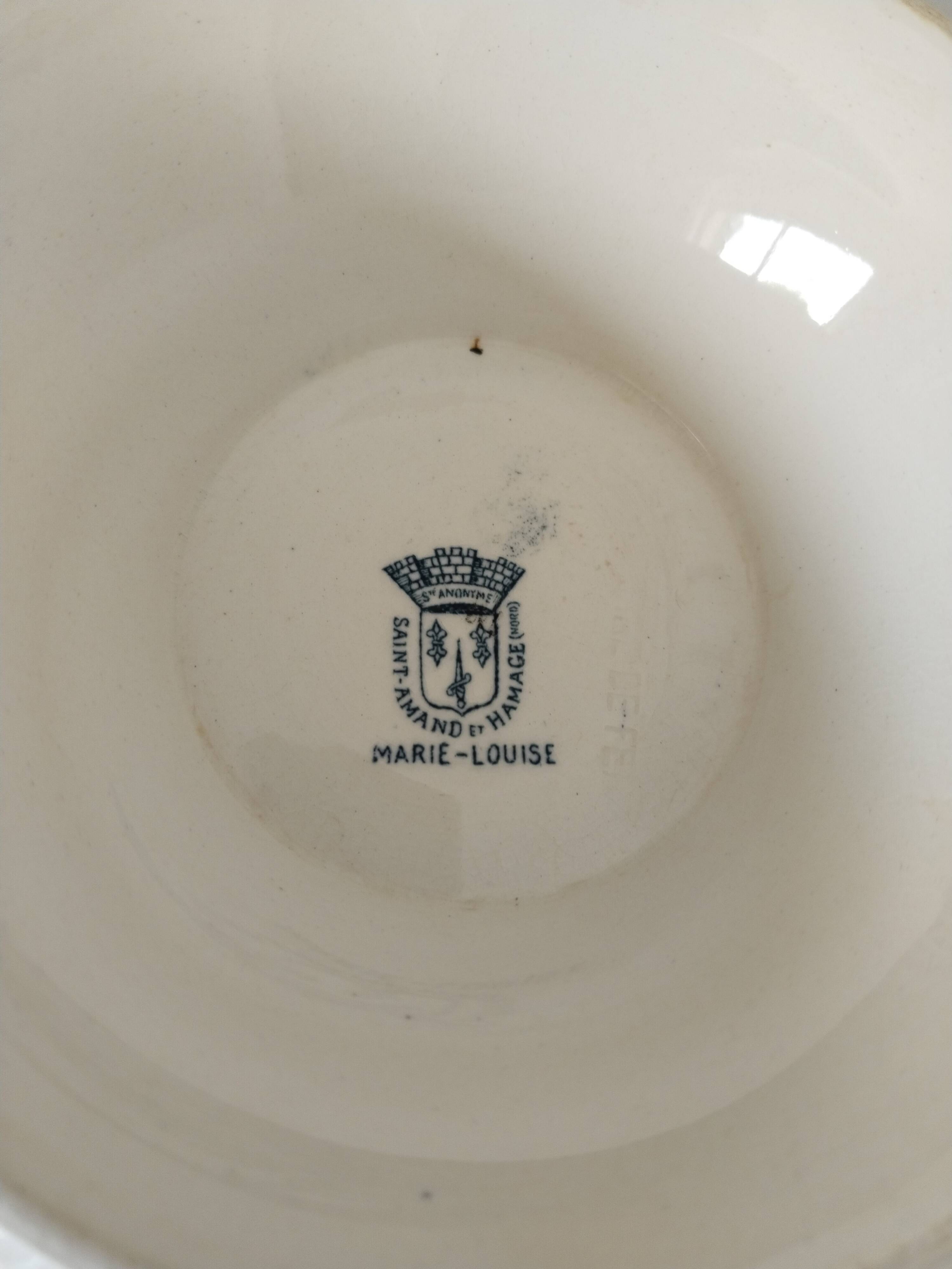 Saladier ou soupière ancien en faïence Saint Amand  , modèle Marie-Louise