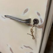 Petite armoire une porte art déco patinée
