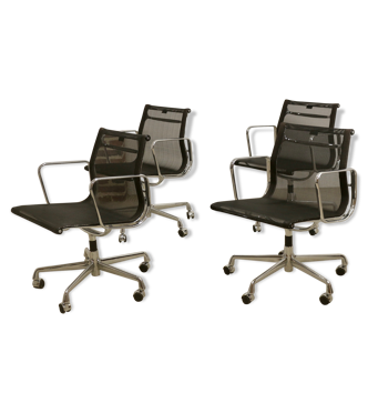 Lot de 4 fauteuils modèle EA 117 de Charles et Ray Eames par Vitra