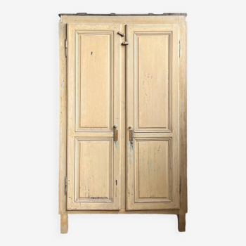 Ancienne armoire d’atelier patinée