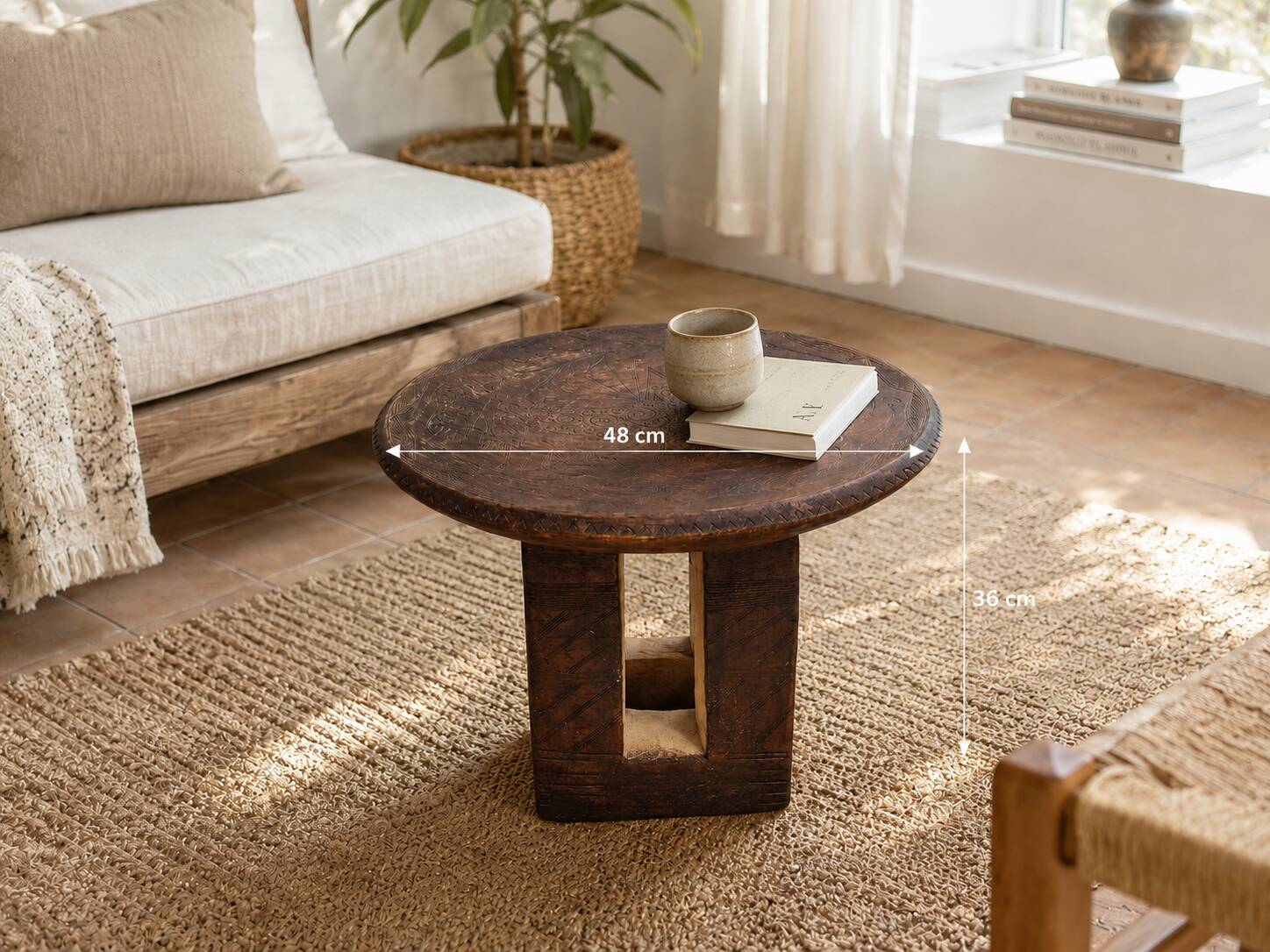 African monoxyle side table in carved wood with a curved top, 48x36 cm.
