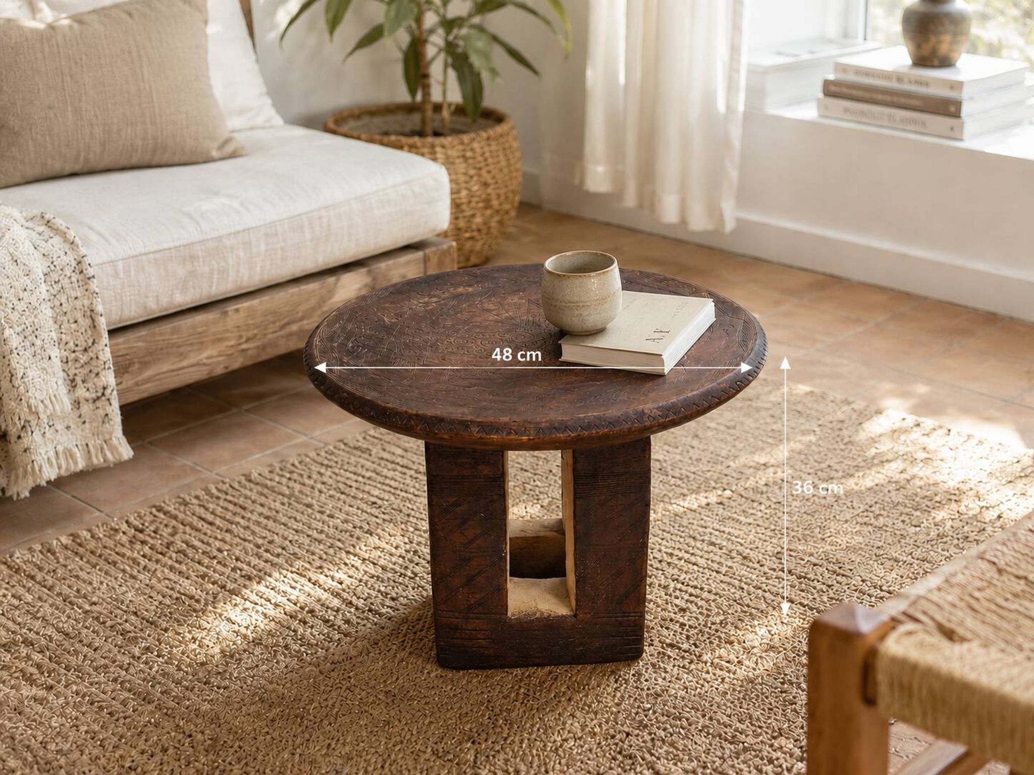 African monoxyle side table in carved wood with a curved top, 48x36 cm.