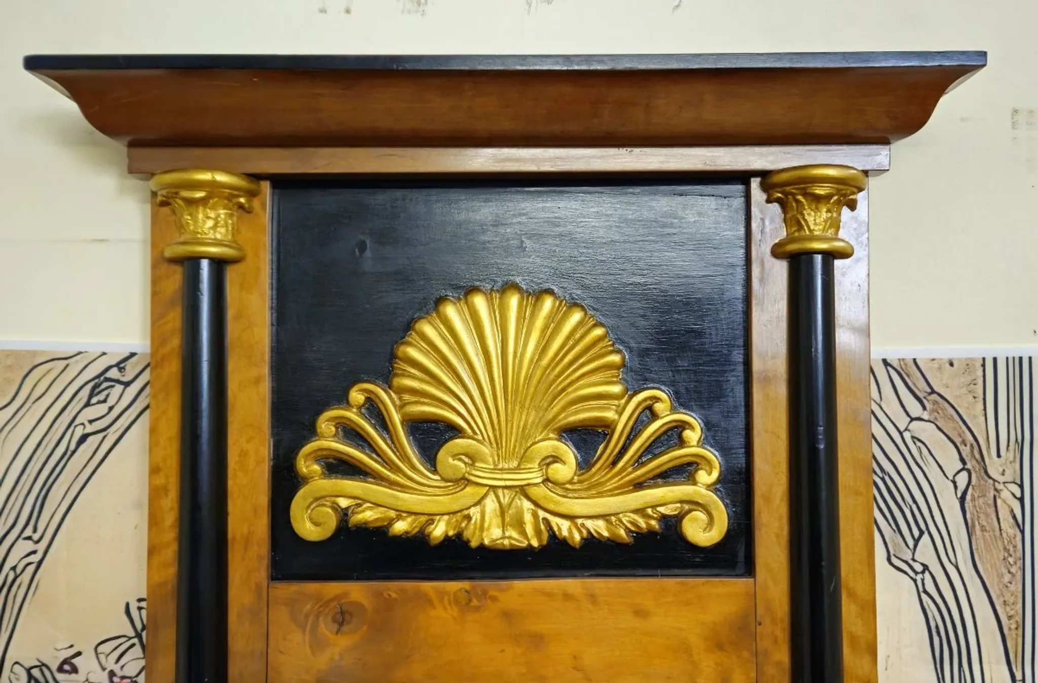 Empire period mirror in gilded and blackened wood – Shell pediment