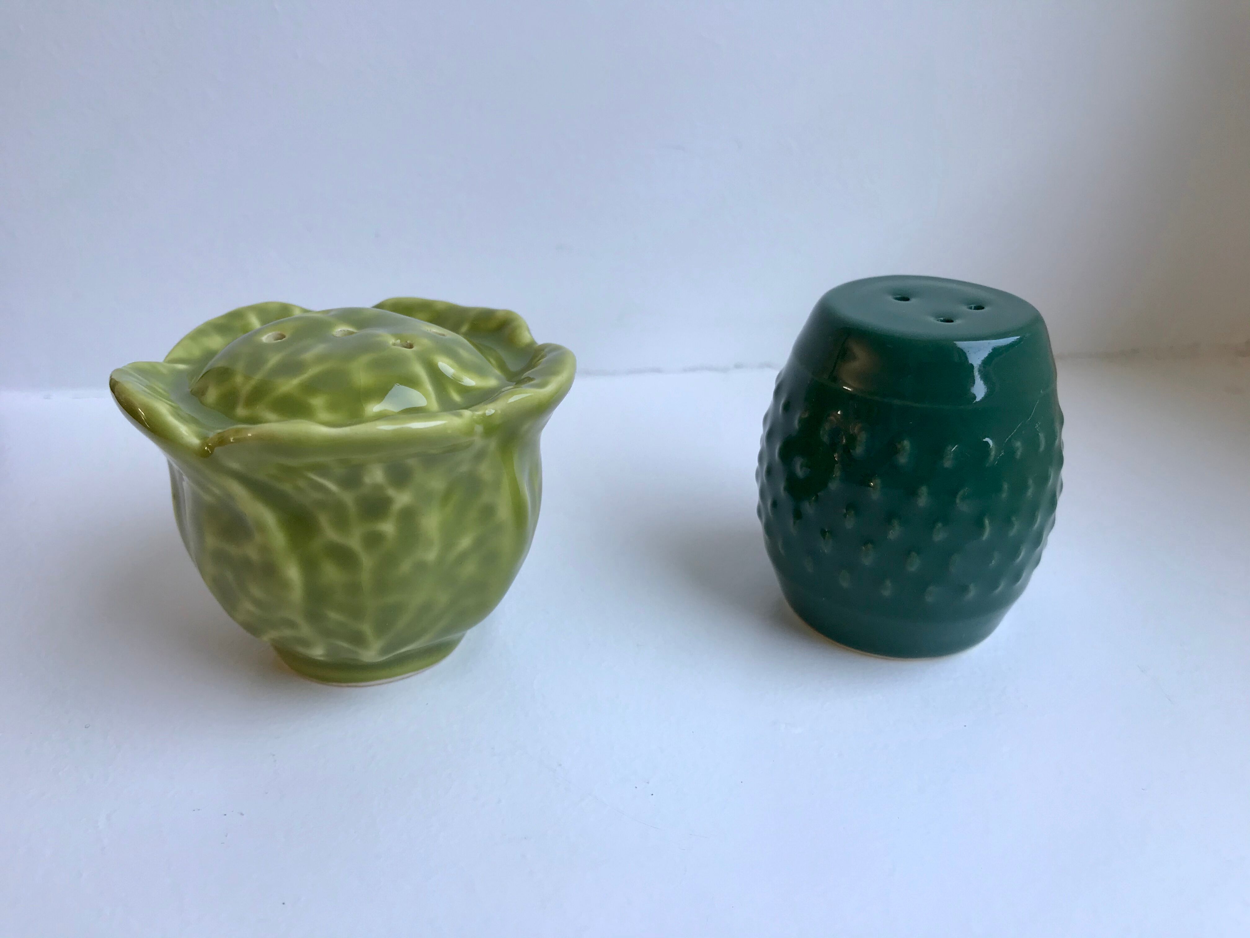 Duo of salt shaker and pepper maker in slurry cabbage 50s