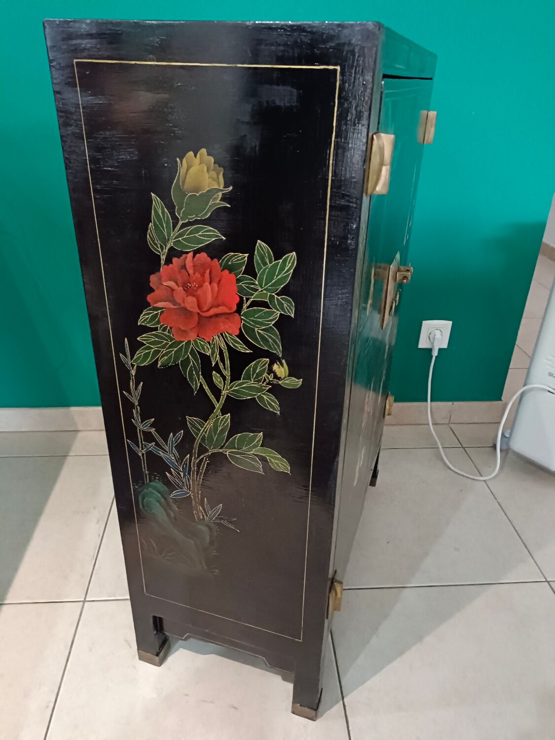 Chinese sideboard lacquered and hand painted