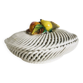 Corbeille couverte en céramique tressée blanche et barbotine de fruits
