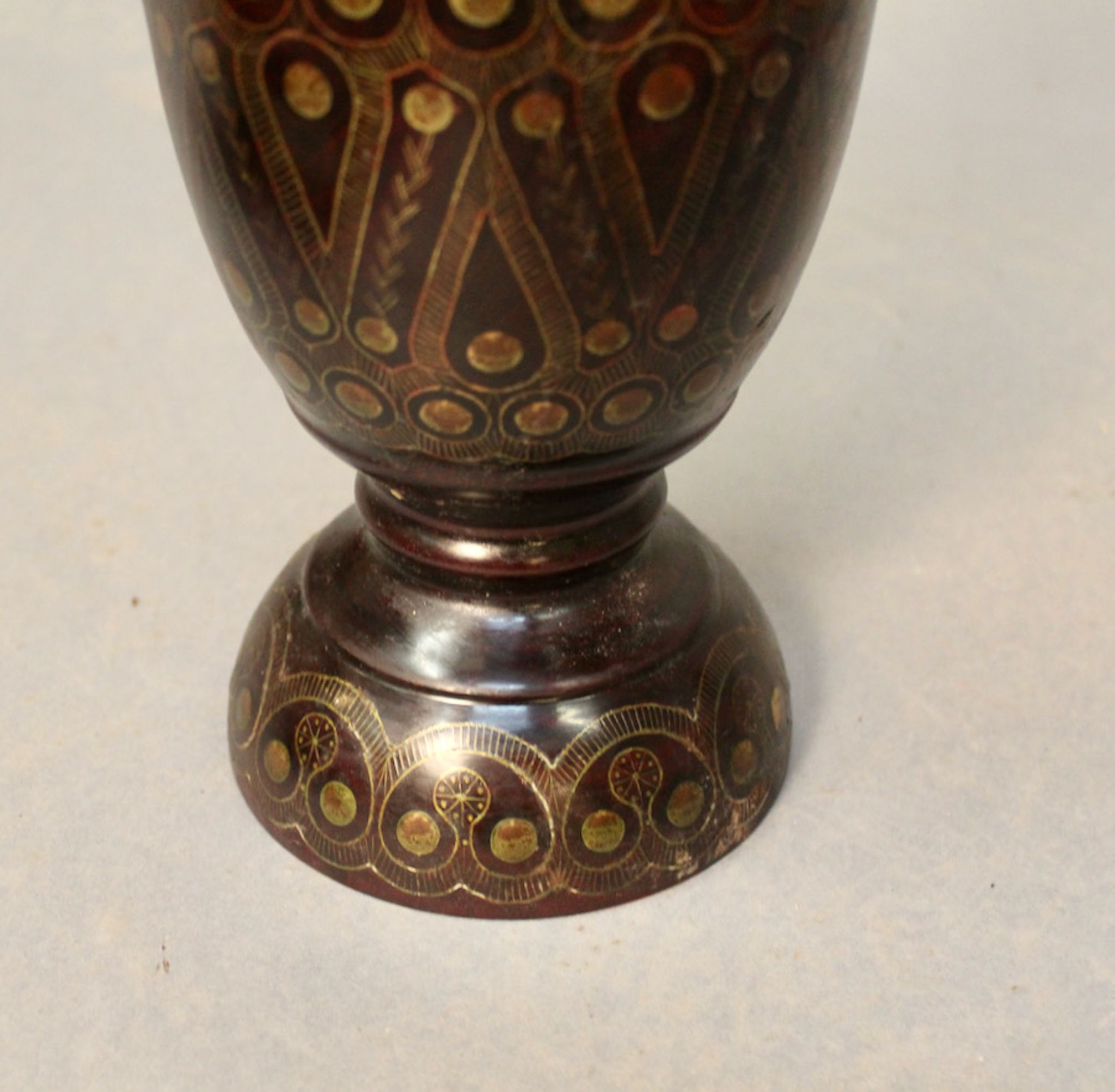 Vase en bois tourné incrustation laiton oriental