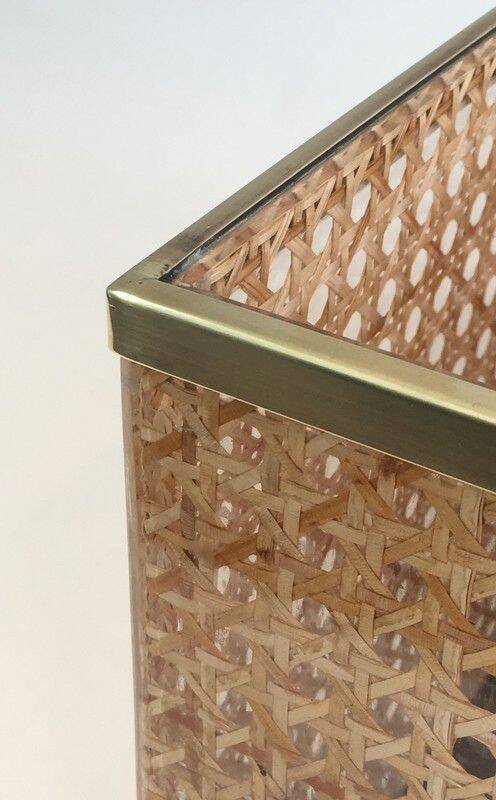 Porte-revues en plexiglass, laiton et cannage incrusté dans le goût de Christian Dior et Gabriella Crespi
