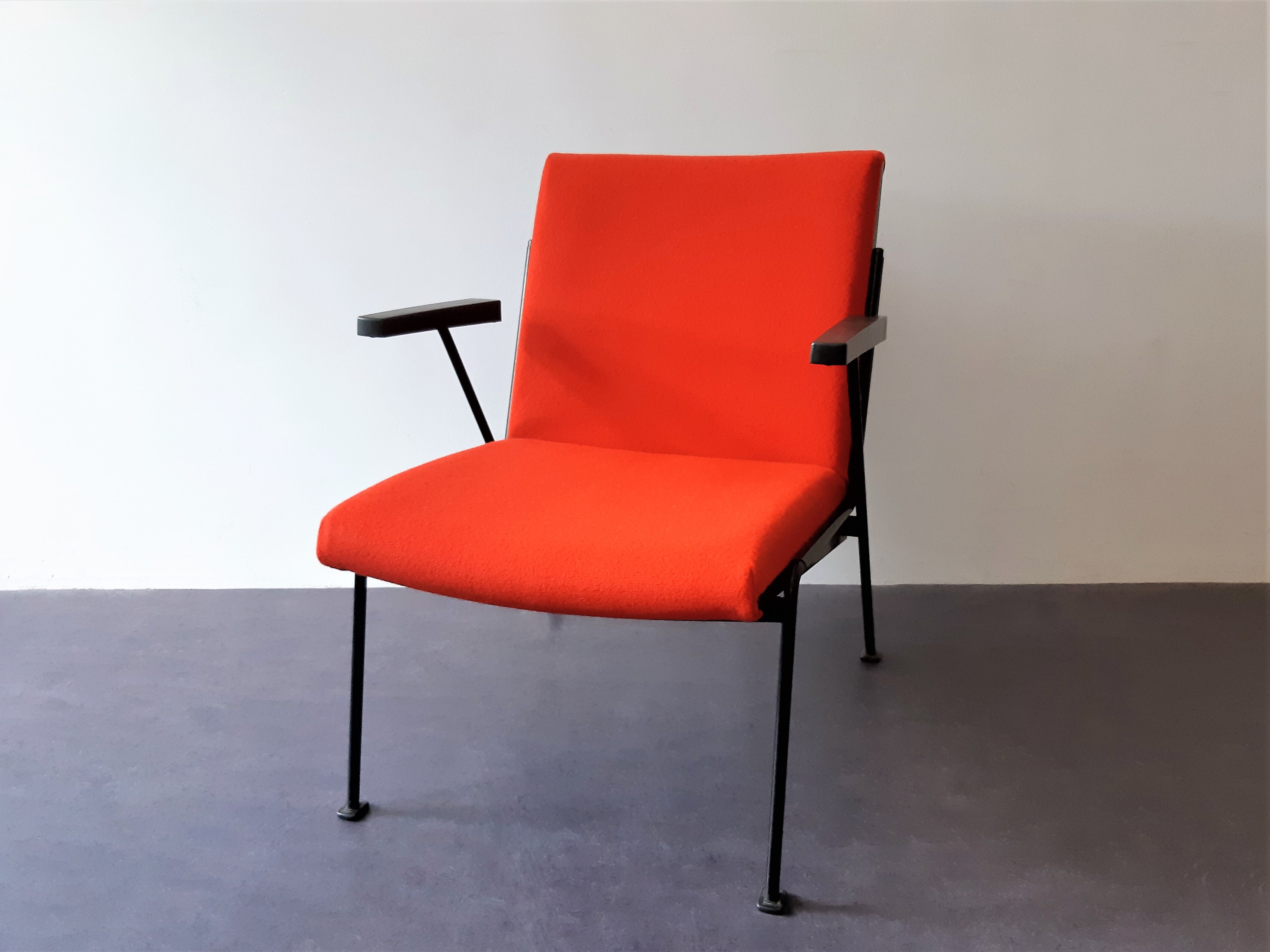 Red 'Oase' lounge chair with armrests by Wim Rietveld for Ahrend de Cirkel, 3 available