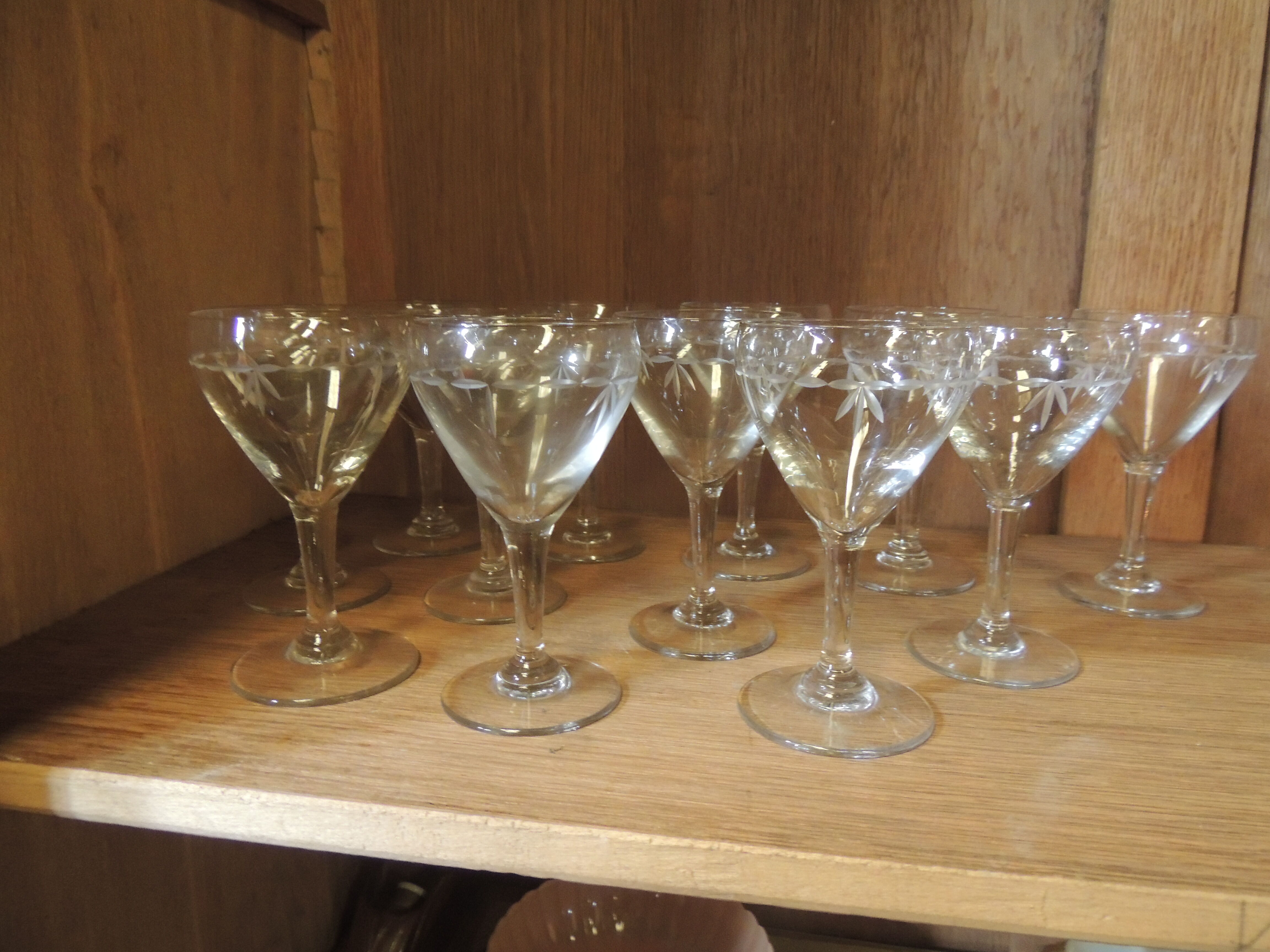 Lot de 12 verres à pied identiques