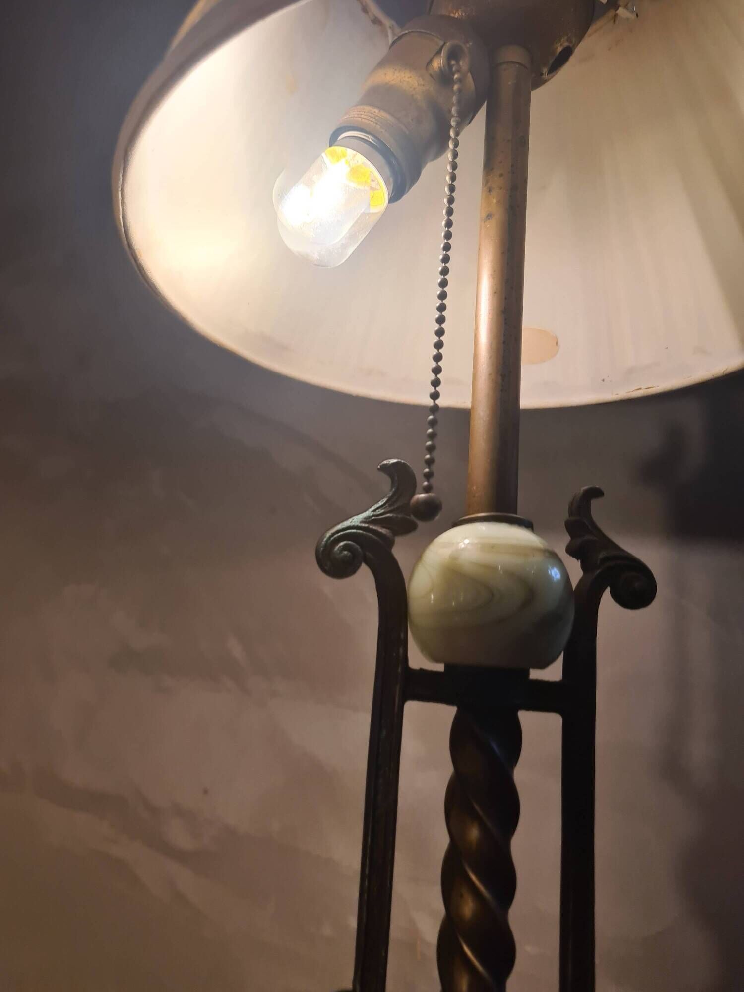 large bronze lamp from 1940 to 1950, glass globes 60x24, electrical in working order with pull switch