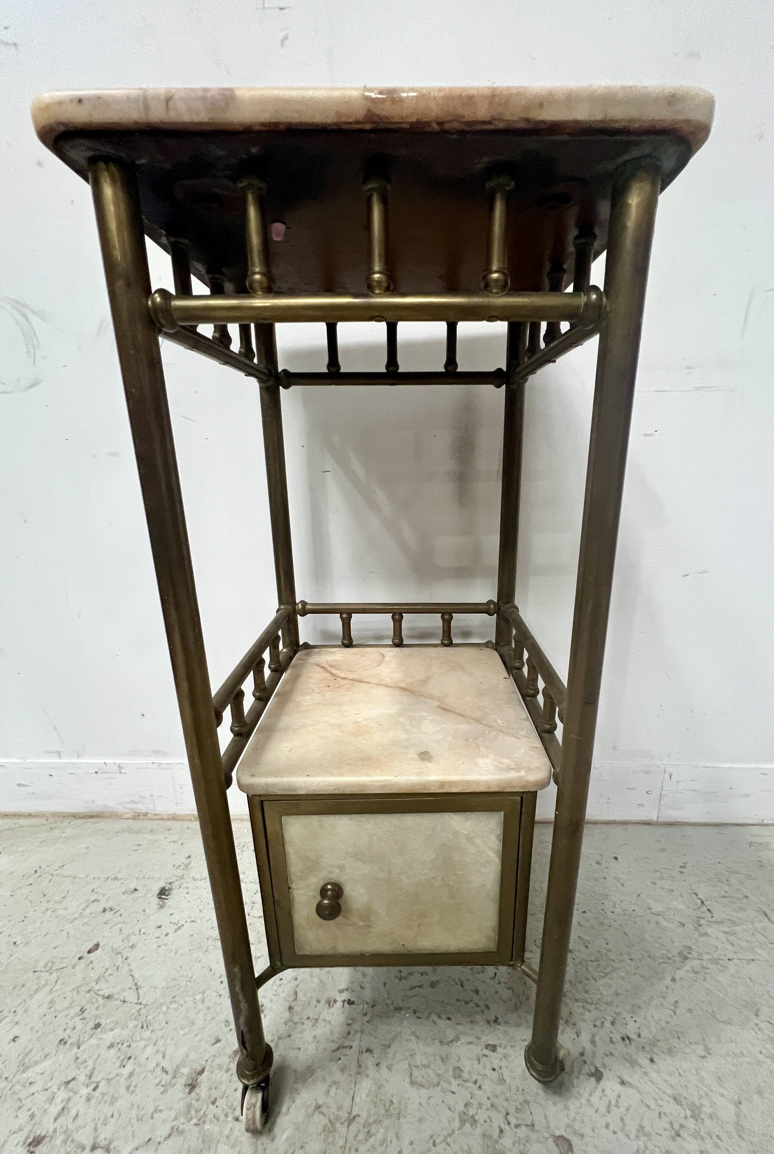 Art Deco bedside table in brass and veined marble, 20th century