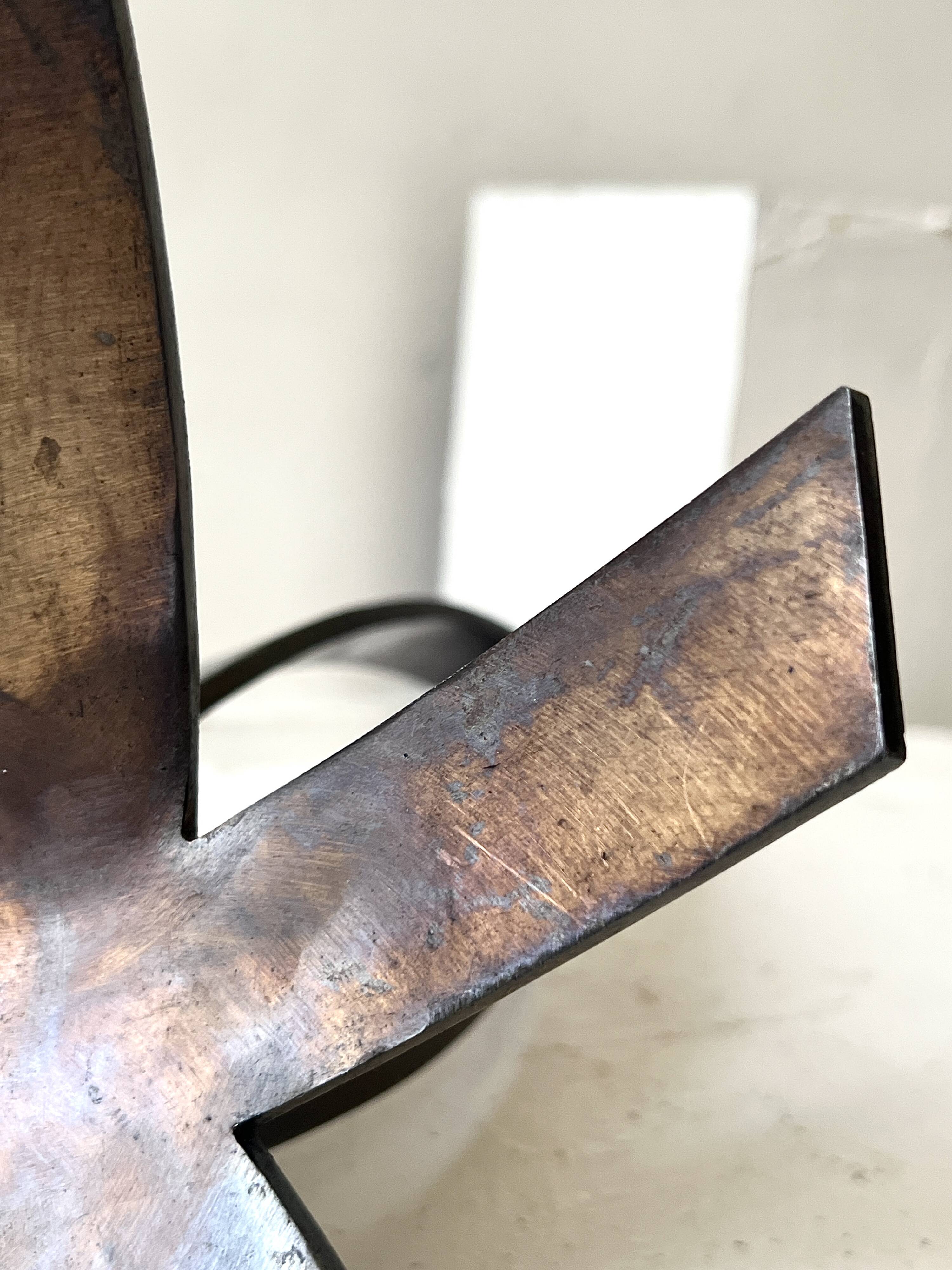 Sculpture abstraite en bronze veritable et signée, modernisme 1970