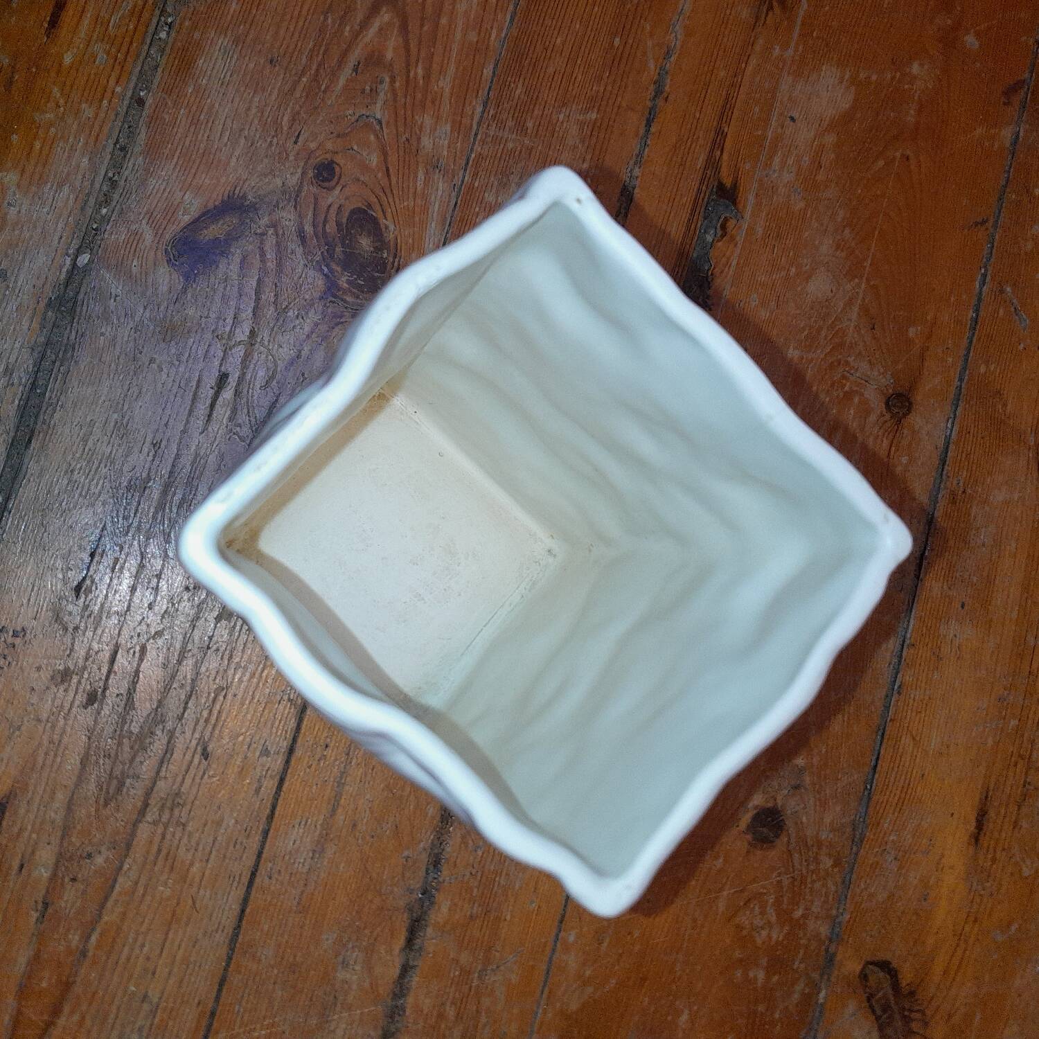 Petit vase carré vintage italien,  en céramique blanche,  décor fossil