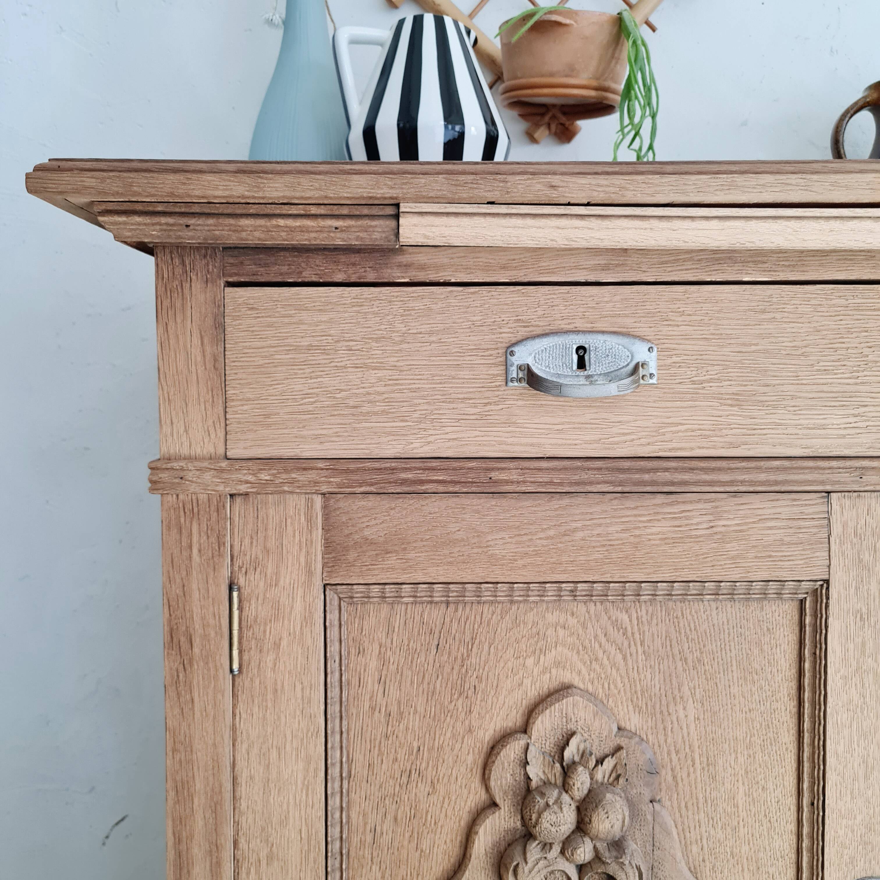 Buffet ancien en bois brut et 2 portes médaillons sculptées