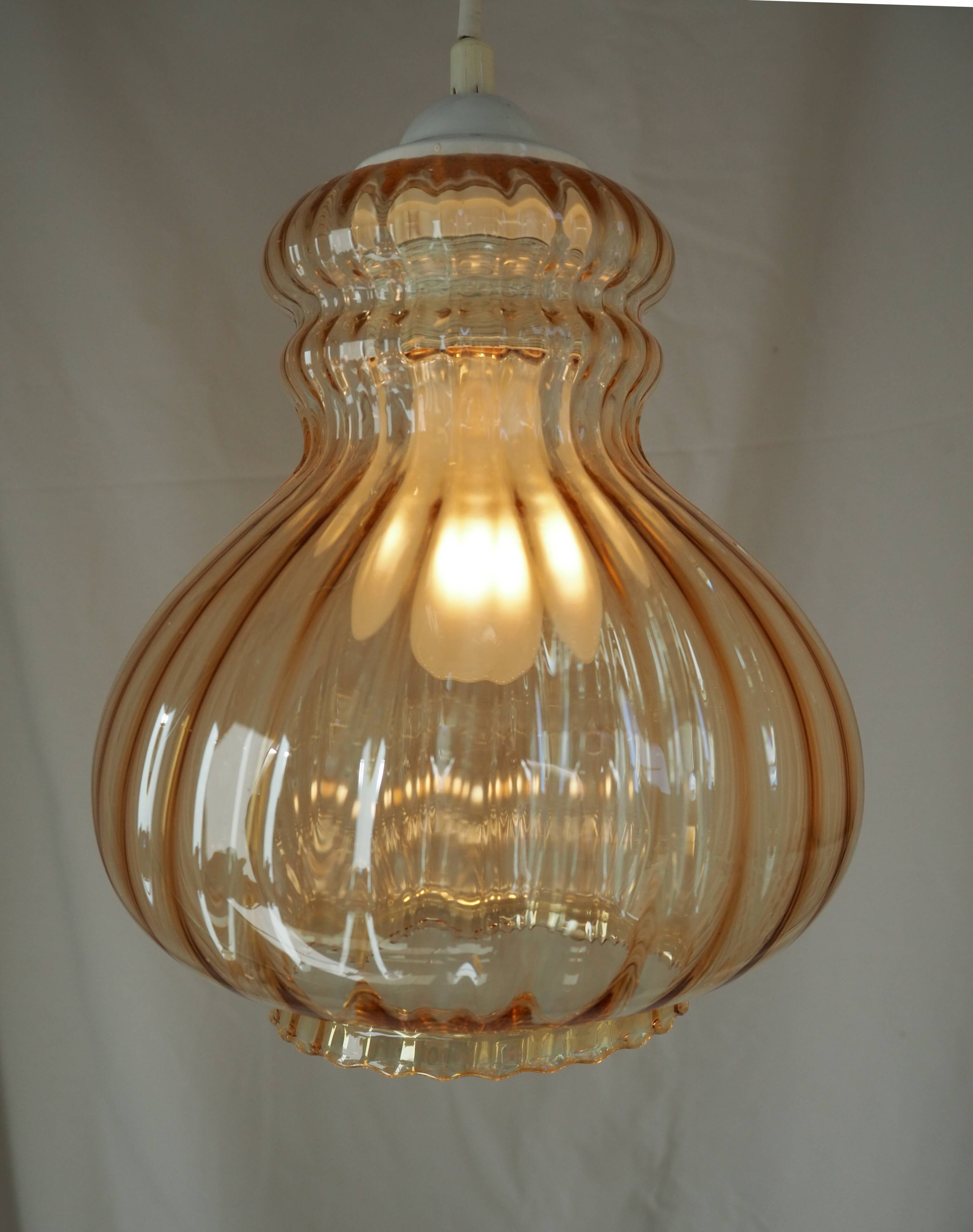Pear-shaped striped suspension, in smoked glass.
