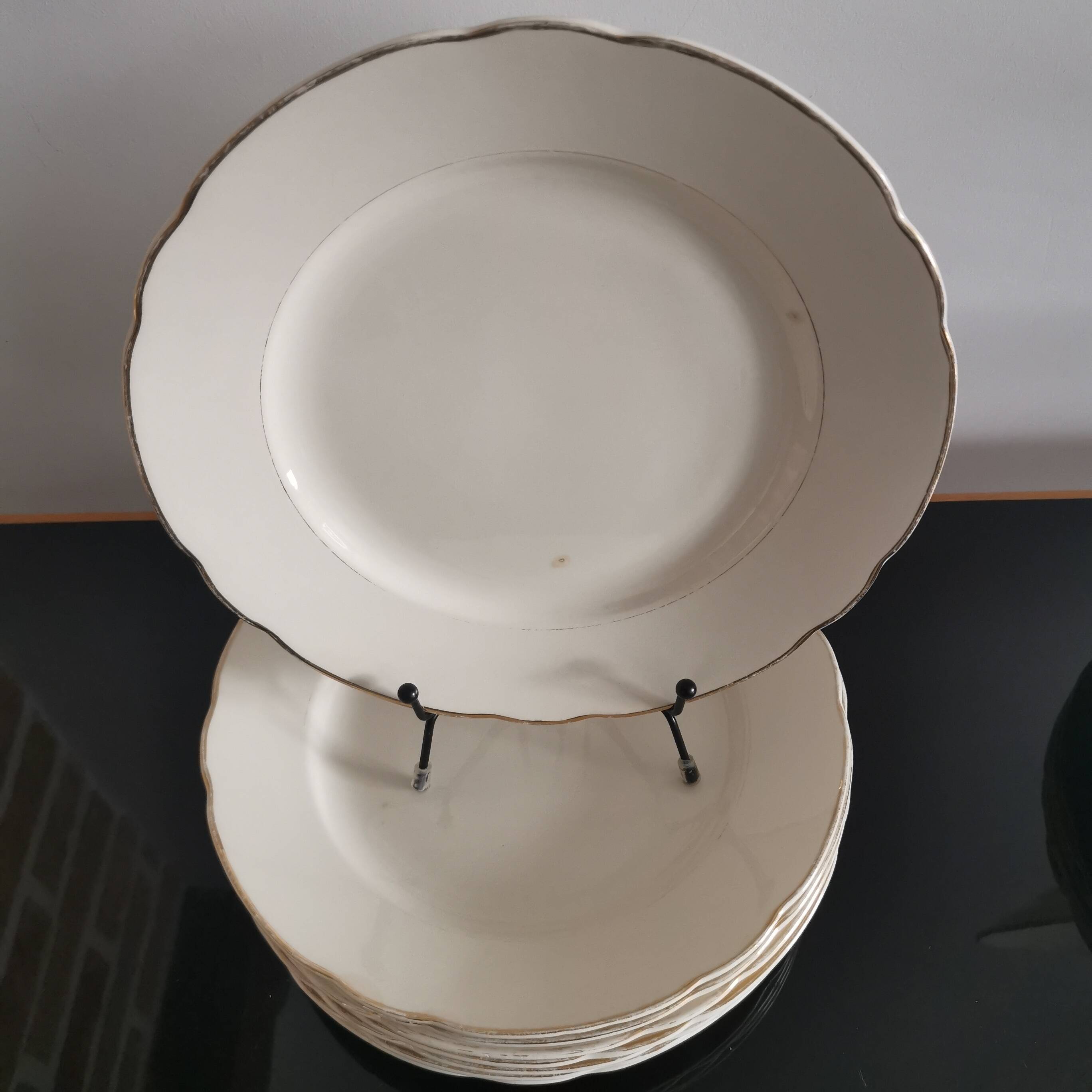 Set of 6 Villeroy and Boch flat plates in ivory color and gold edging