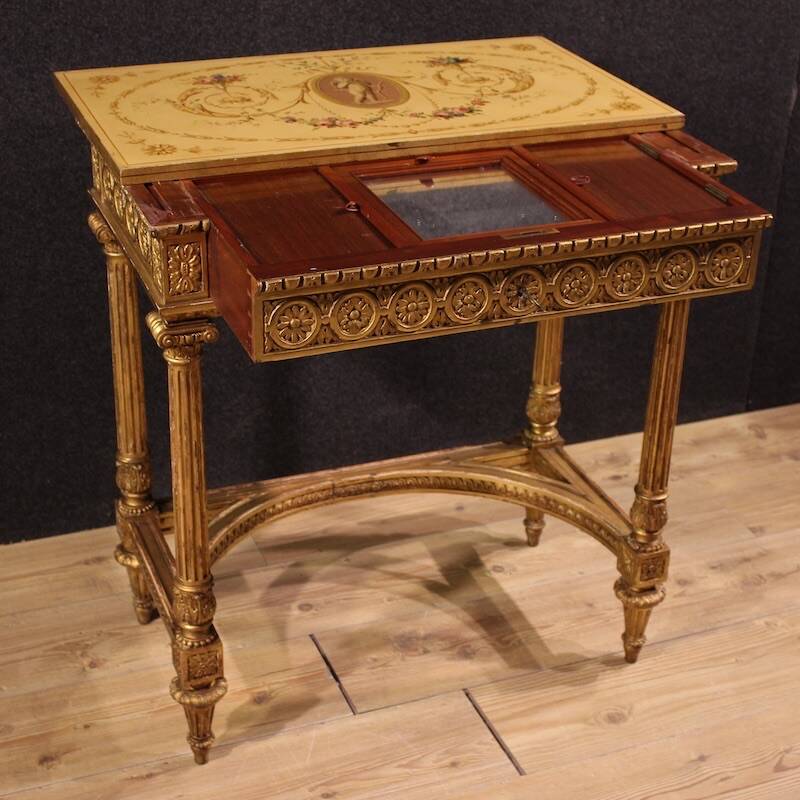 Table d'appoint laquée et dorée française par Sormani dans le style Louis XVI