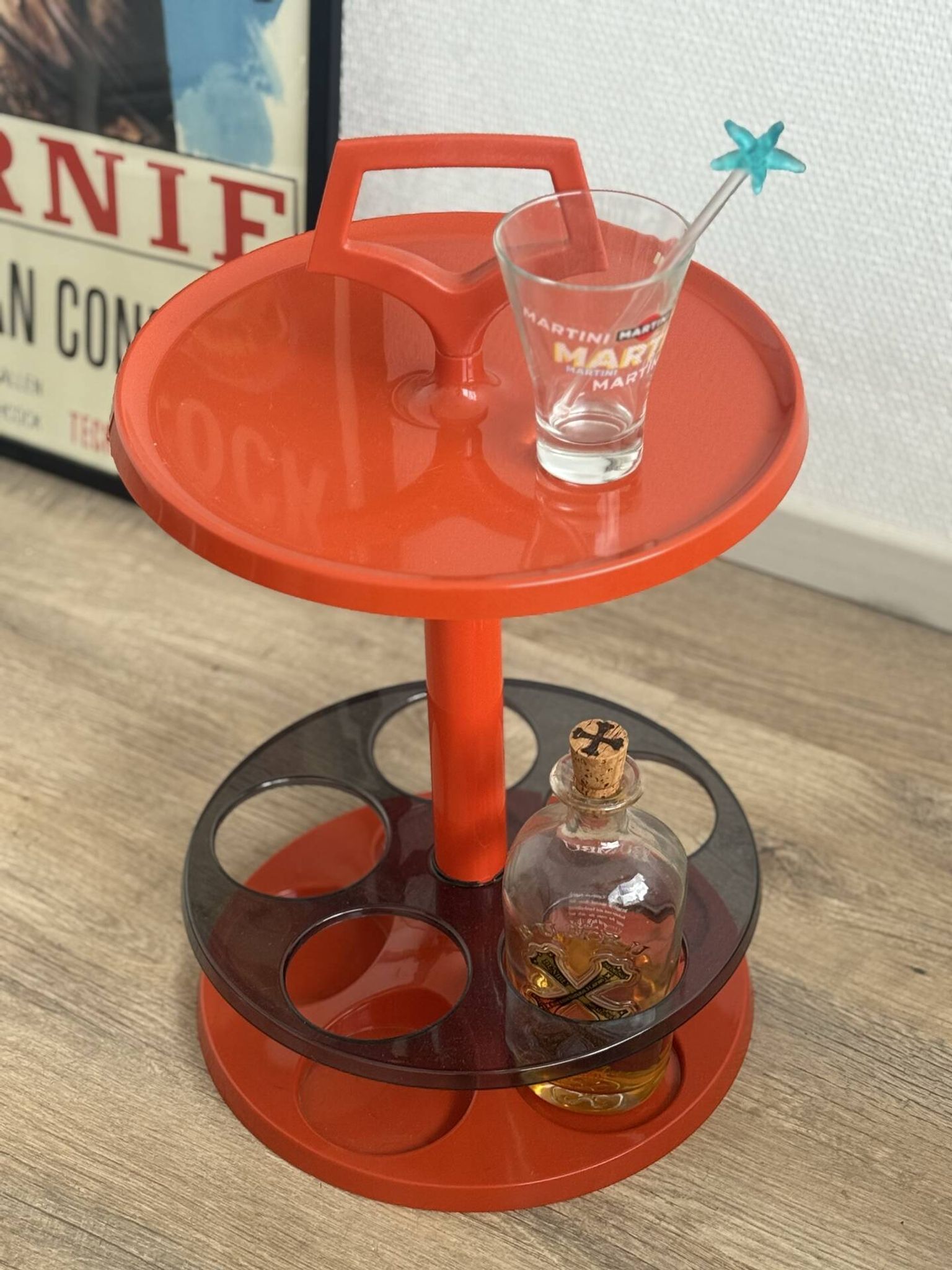Table appointment / vintage orange bar