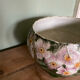 Cache pot en barbotine fleurie