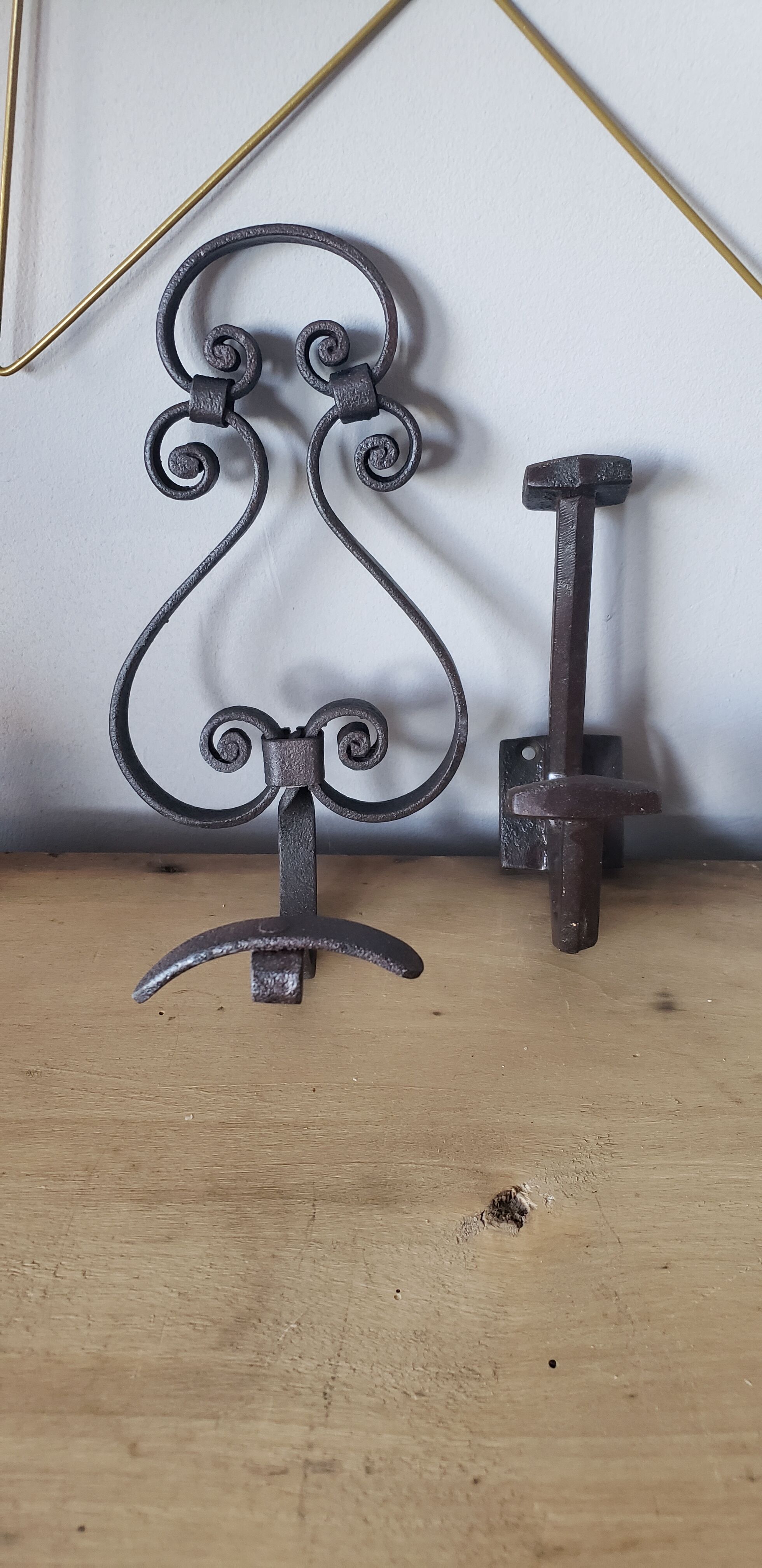 Iron pateres