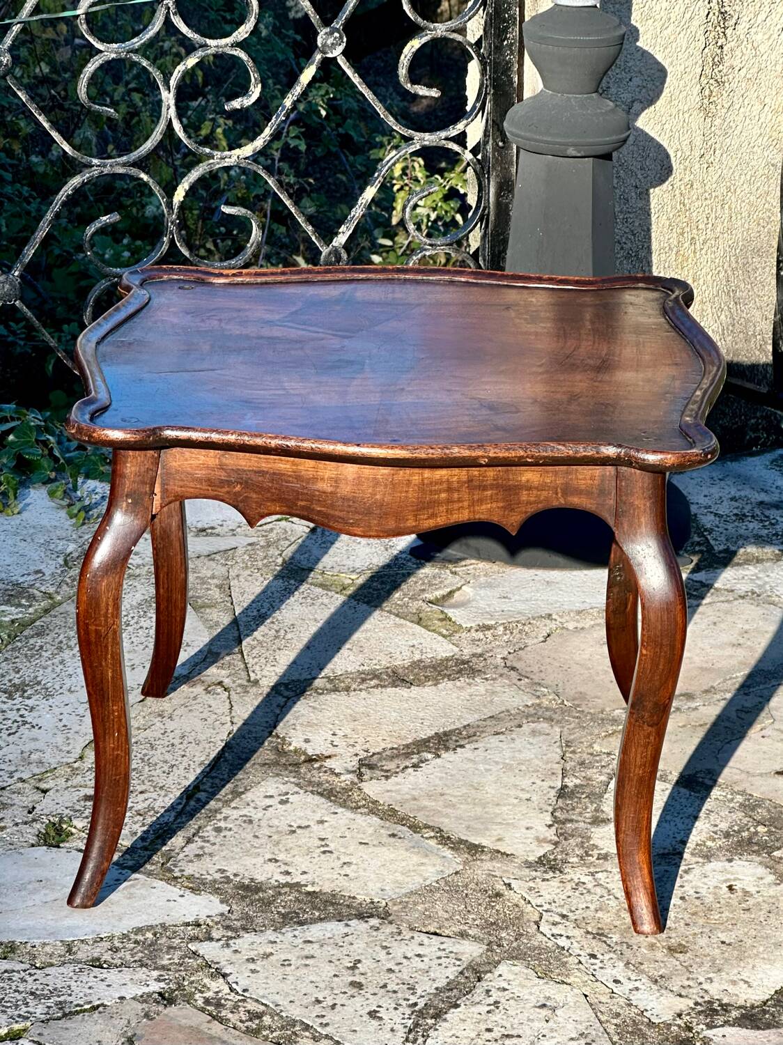 Walnut coffee table in Louis XV style, 19th century.