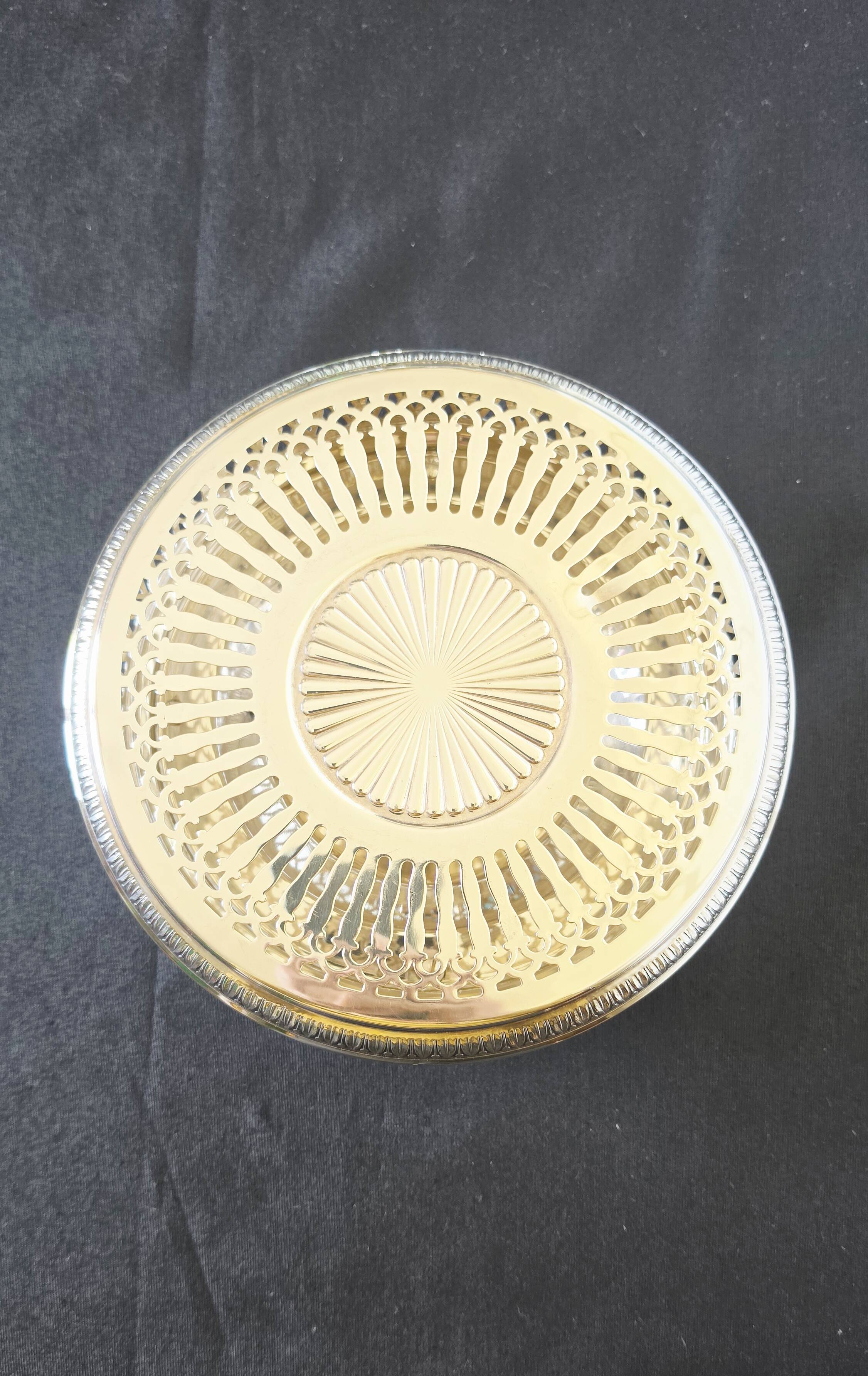 Élégant chauffe-plats ou chauffe-table vintage en métal argenté de style né