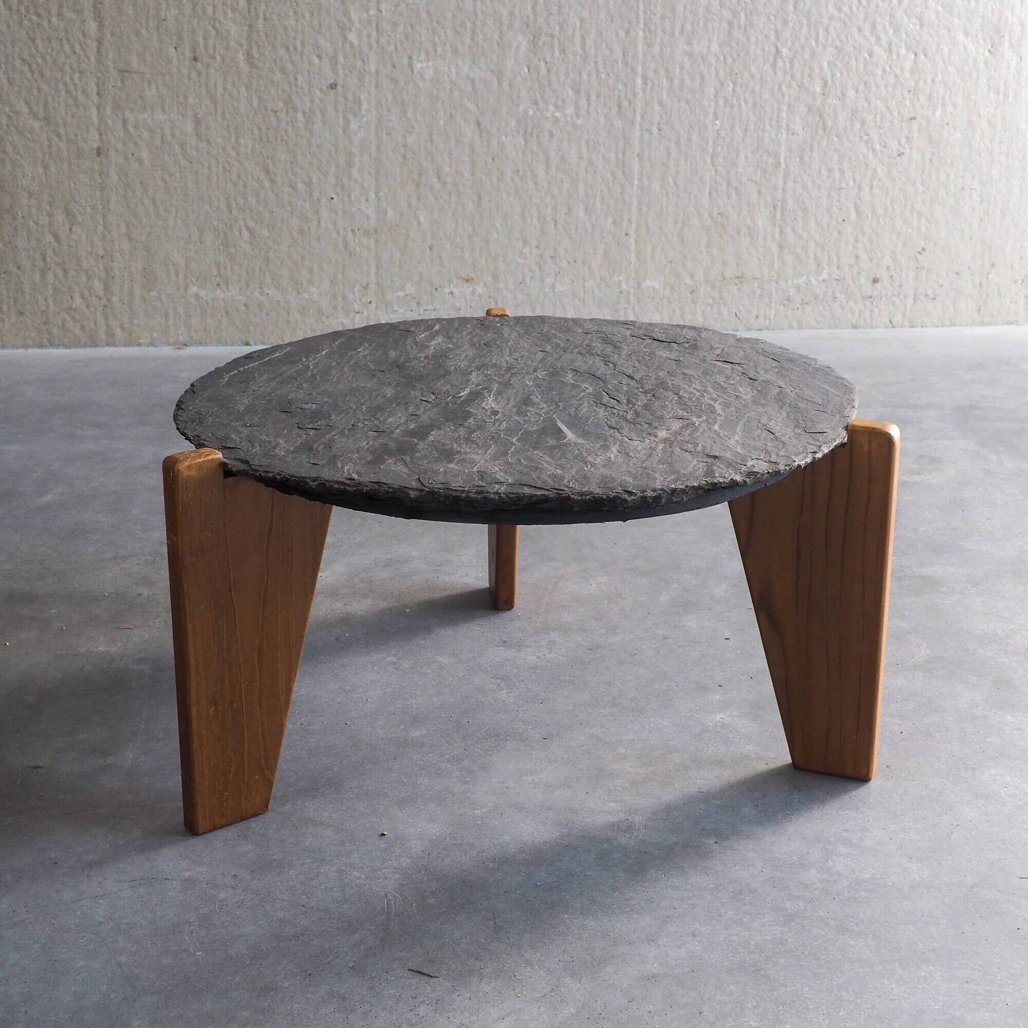 2 tables d'appoint en ardoise et bois de pin de style brutaliste
