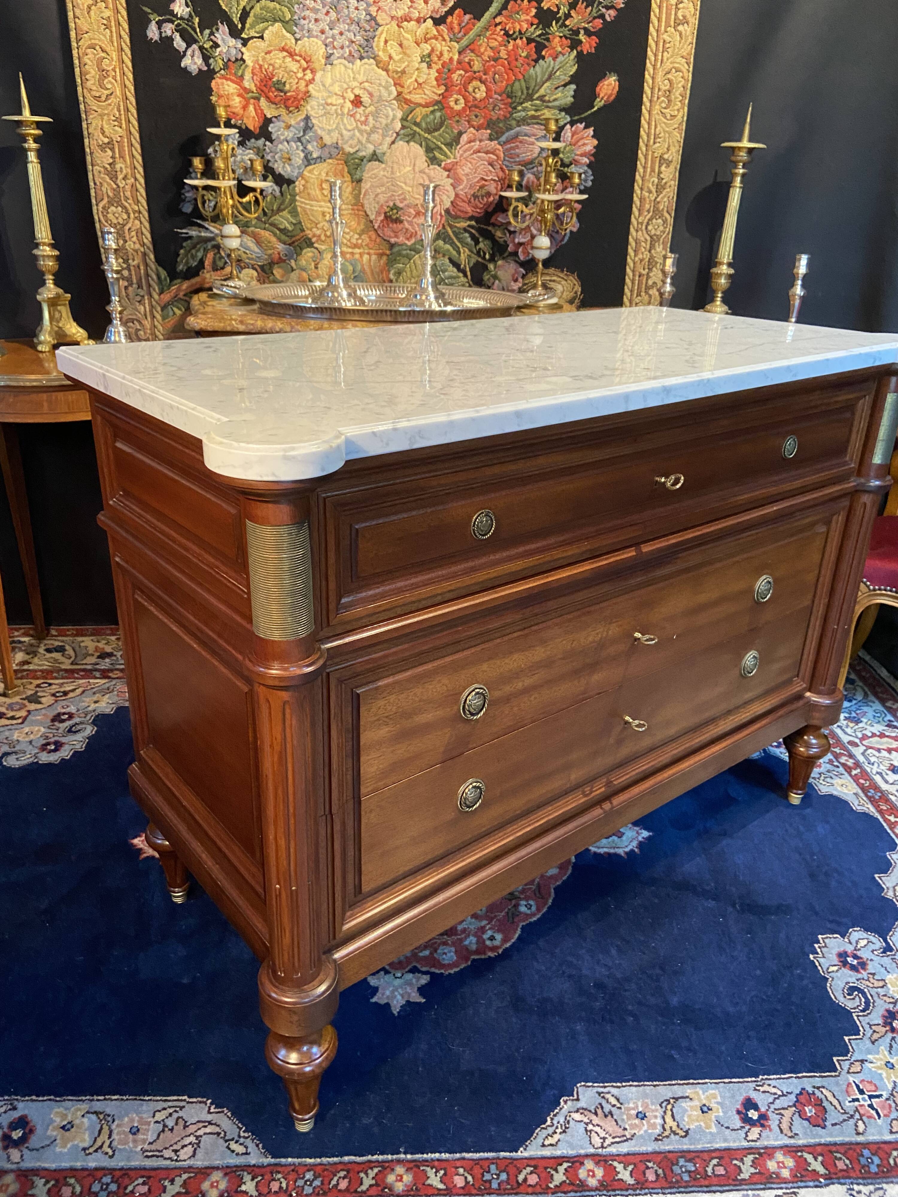 3-drawer chest of drawers in solid mahogany with white marble top in Louis XVI style