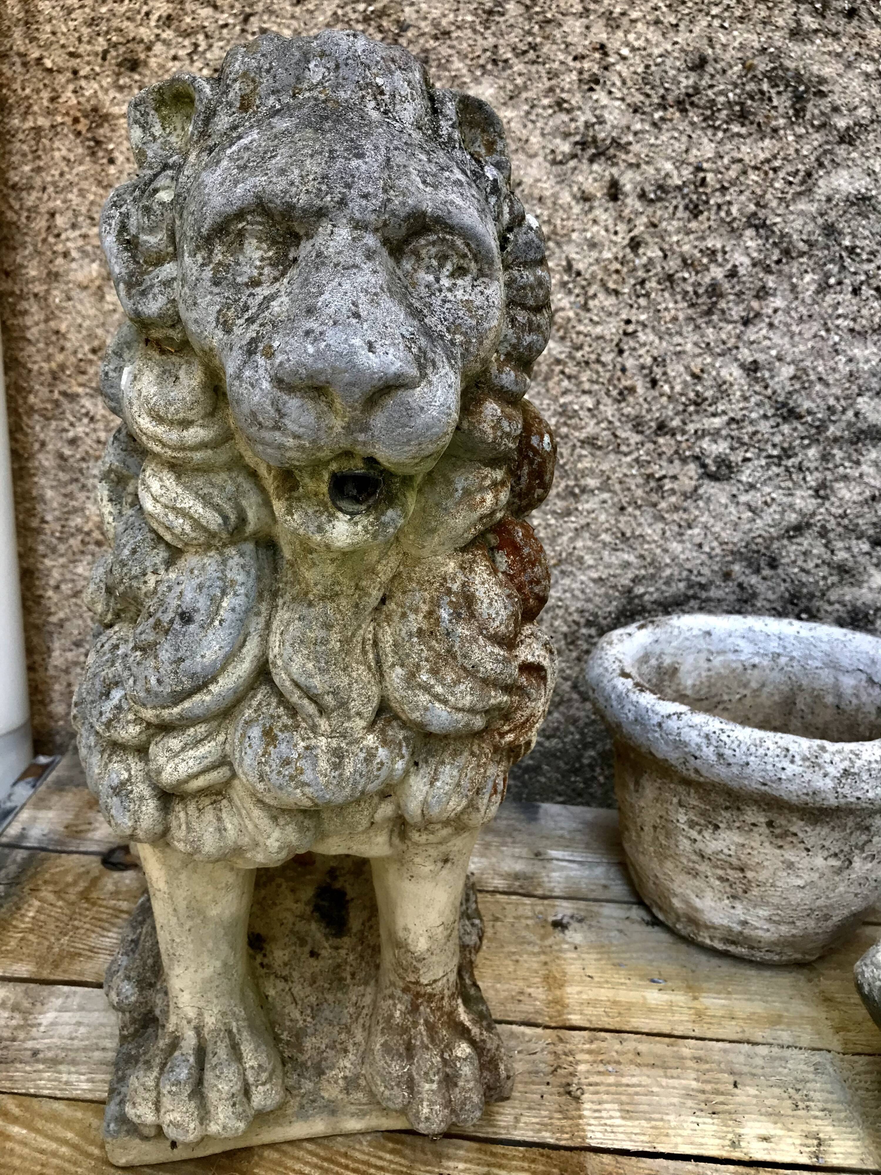Fountain statue Lion stone reconstituted
