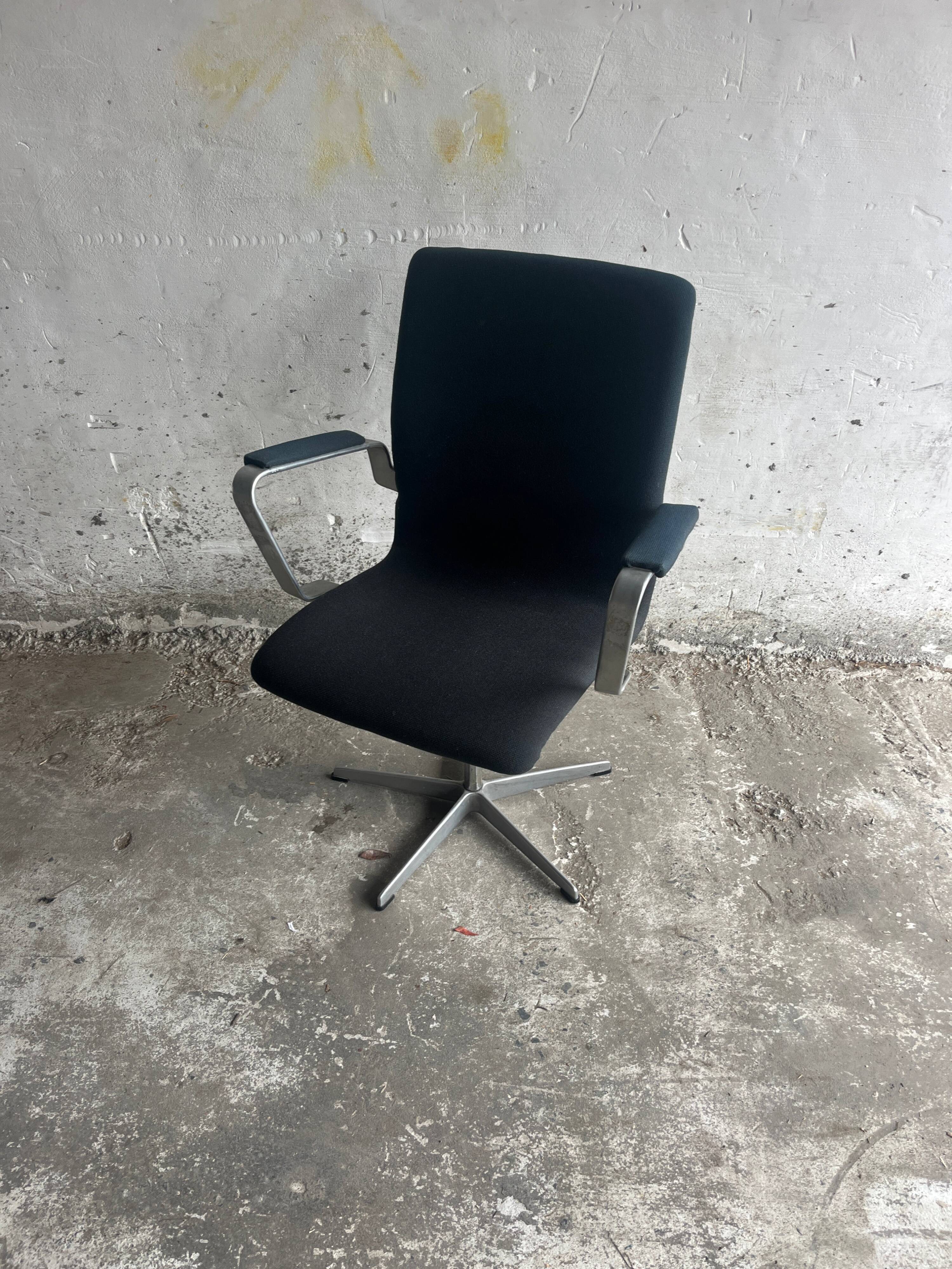 Fritz Hansen 'Oxford' Arne Jacobsen swivel chair — black wool upholstery, aluminium base, 1970s