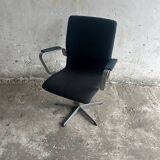 Fritz Hansen 'Oxford' Arne Jacobsen swivel chair — black wool upholstery, aluminium base, 1970s