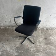 Fritz Hansen 'Oxford' Arne Jacobsen swivel chair — black wool upholstery, aluminium base, 1970s