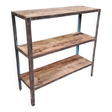 Shelf on feet