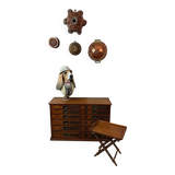 Tray and its folding base